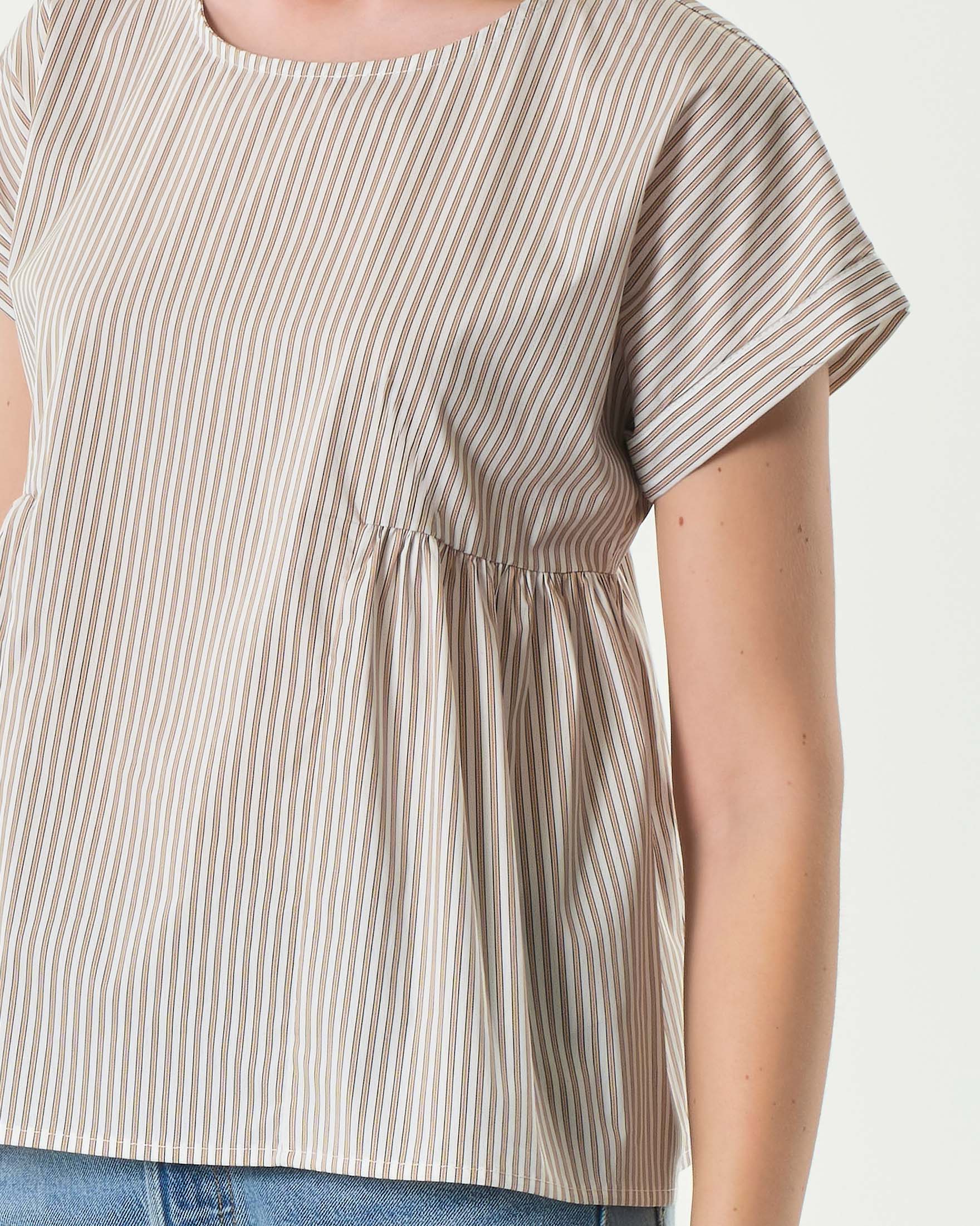 Blusa beige in misto cotone a righe bianche con taglio baby e maniche ad aletta image