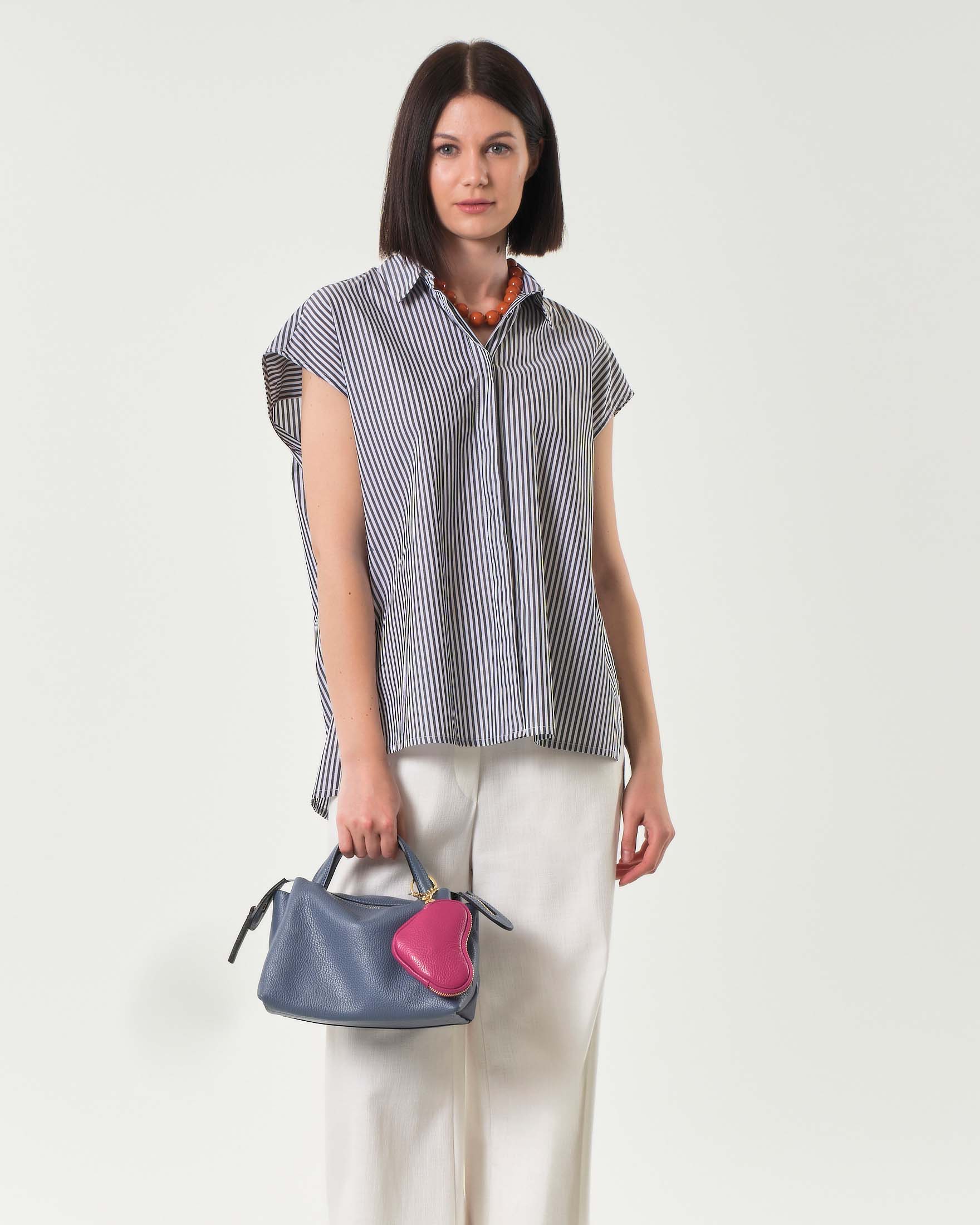 Camicia over in popeline di cotone bianca a righine nere con maniche ad aletta