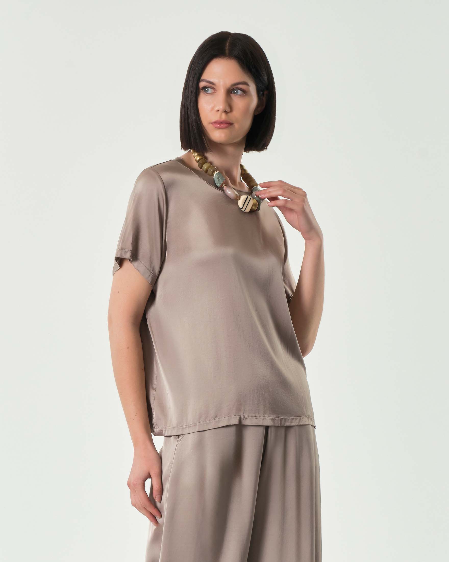Blusa color fango in viscosa e seta a mezza manica con scollo tondo