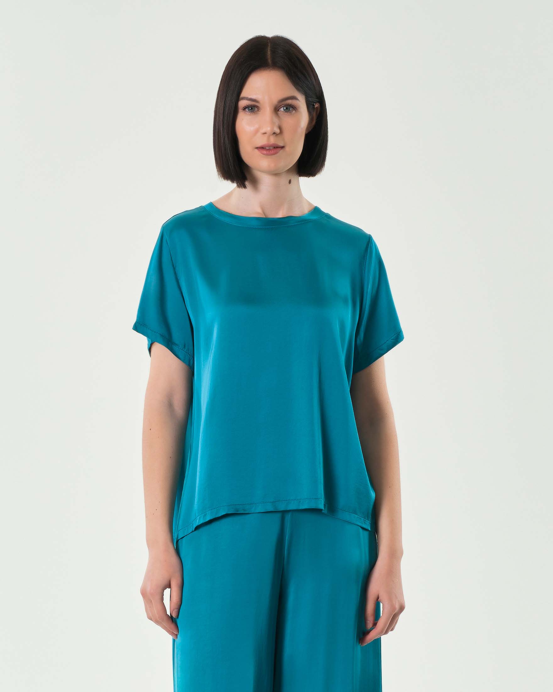 Blusa color ottanio in viscosa e seta a mezza manica con scollo tondo image