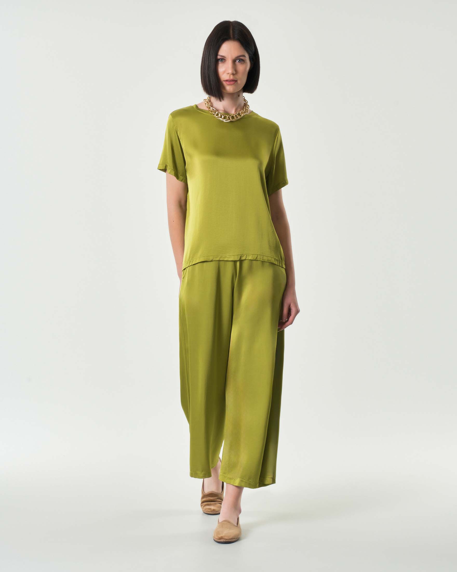 Blusa color senape in viscosa e seta a mezza manica con scollo tondo image