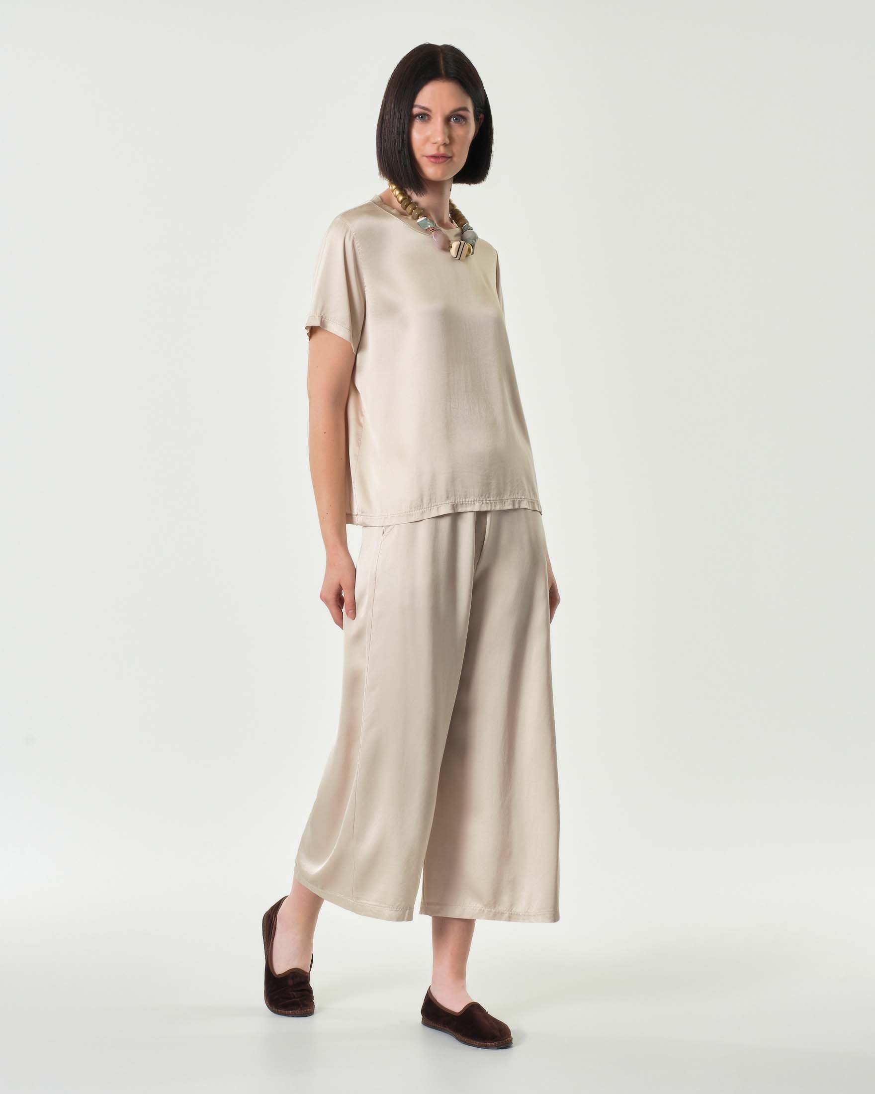 Pantaloni cropped beige in raso di viscosa e seta dalla linea ampia con elastico in vita