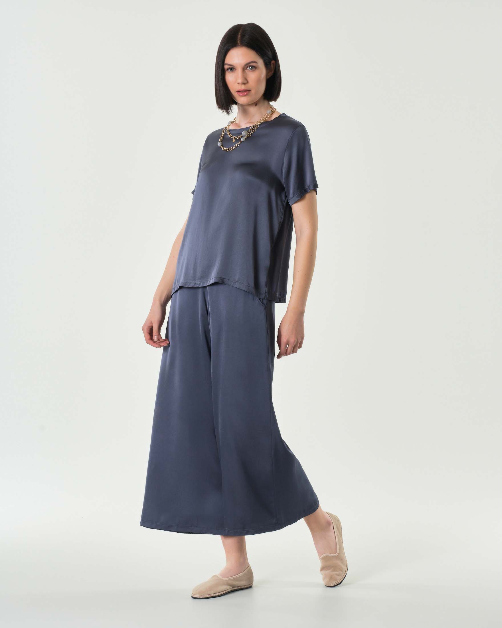 Pantaloni cropped blu in raso di viscosa e seta dalla linea ampia con elastico in vita