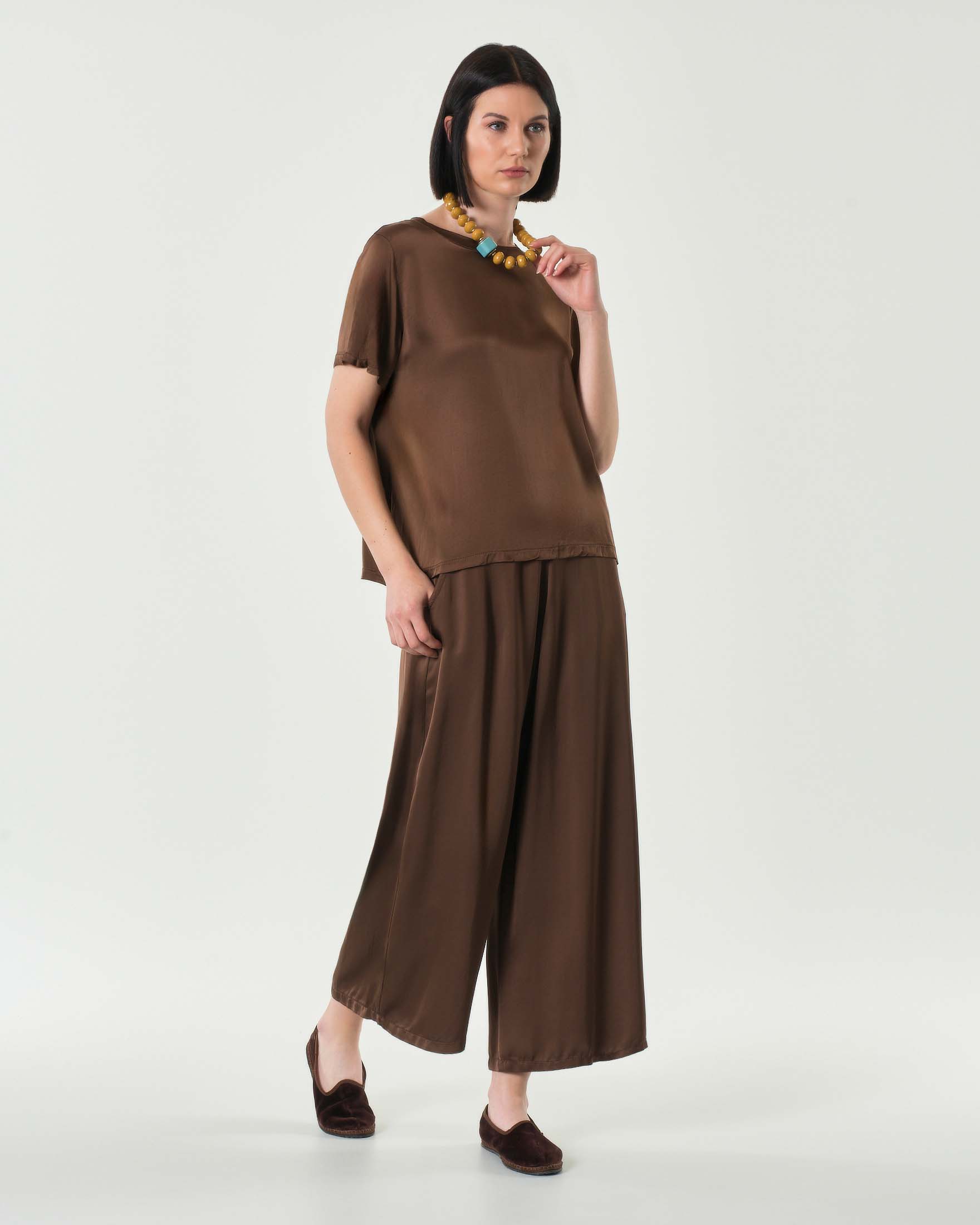 Pantaloni croppedmarroni in raso di viscosa e seta dalla linea ampia con elastico in vita