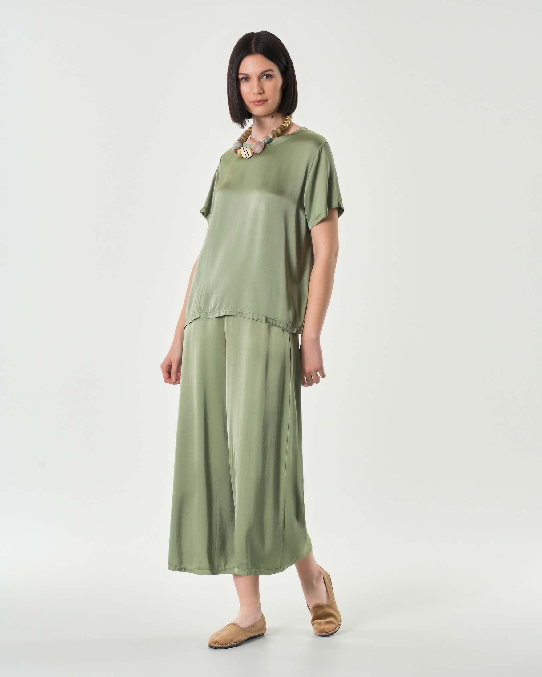 Pantaloni cropped verde militare in raso di viscosa e seta dalla linea ampia con elastico in vita