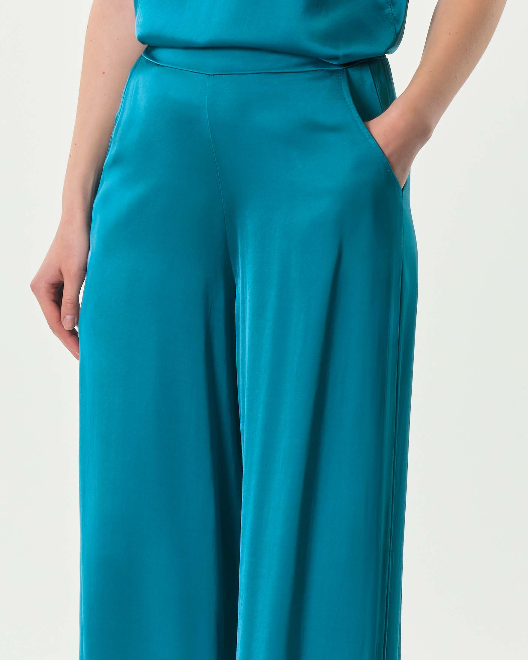 Pantaloni cropped color ottanio in raso di viscosa e seta dalla