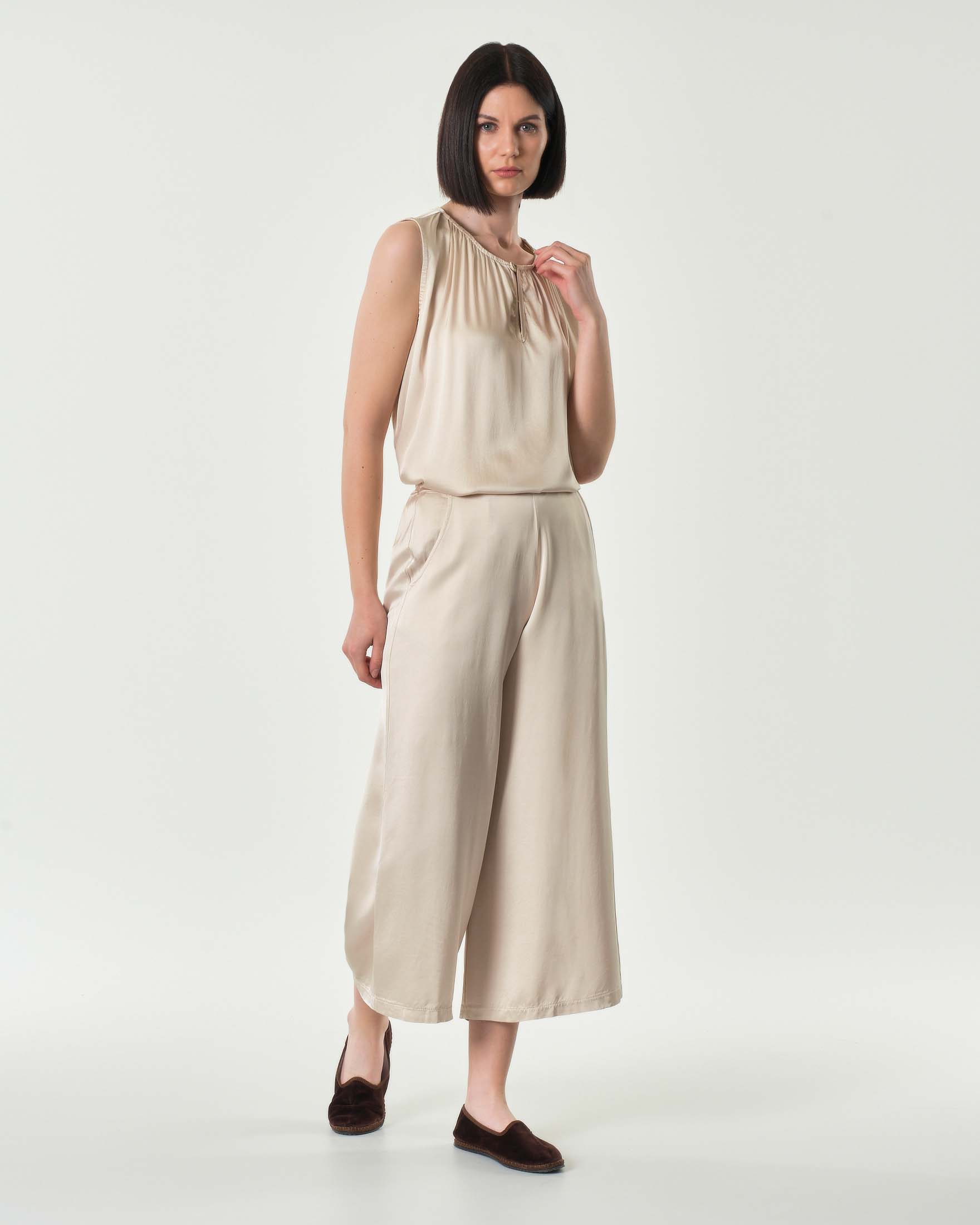 Blusa beige senza maniche in viscosa e seta con arricciature lungo lo scollo image