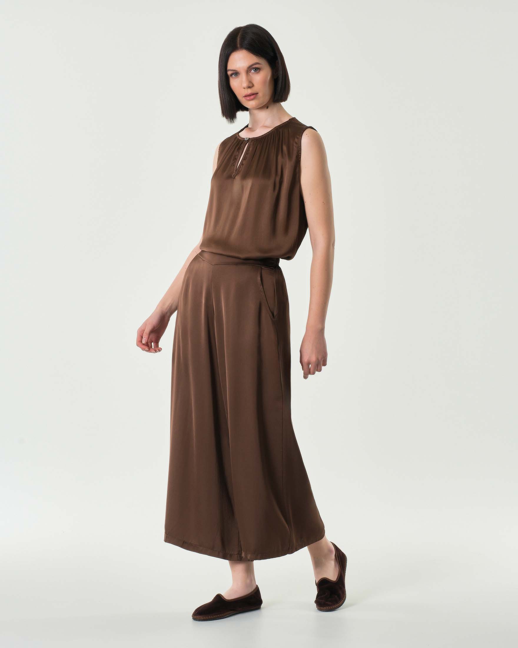 Blusa marrone senza maniche in viscosa e seta con arricciature lungo lo scollo image