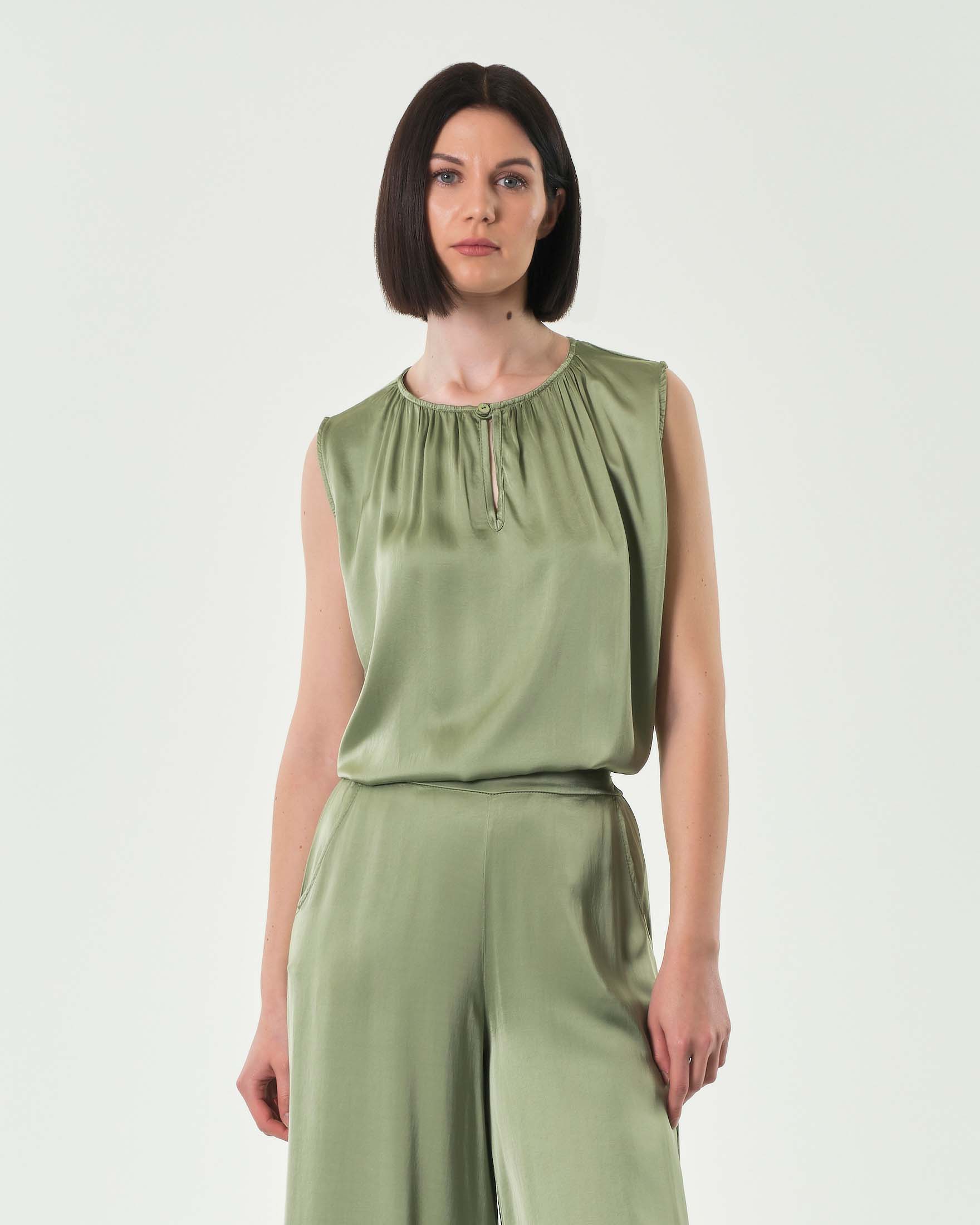 Blusa verde militare chiaro senza maniche in viscosa e seta con arricciature lungo lo scollo