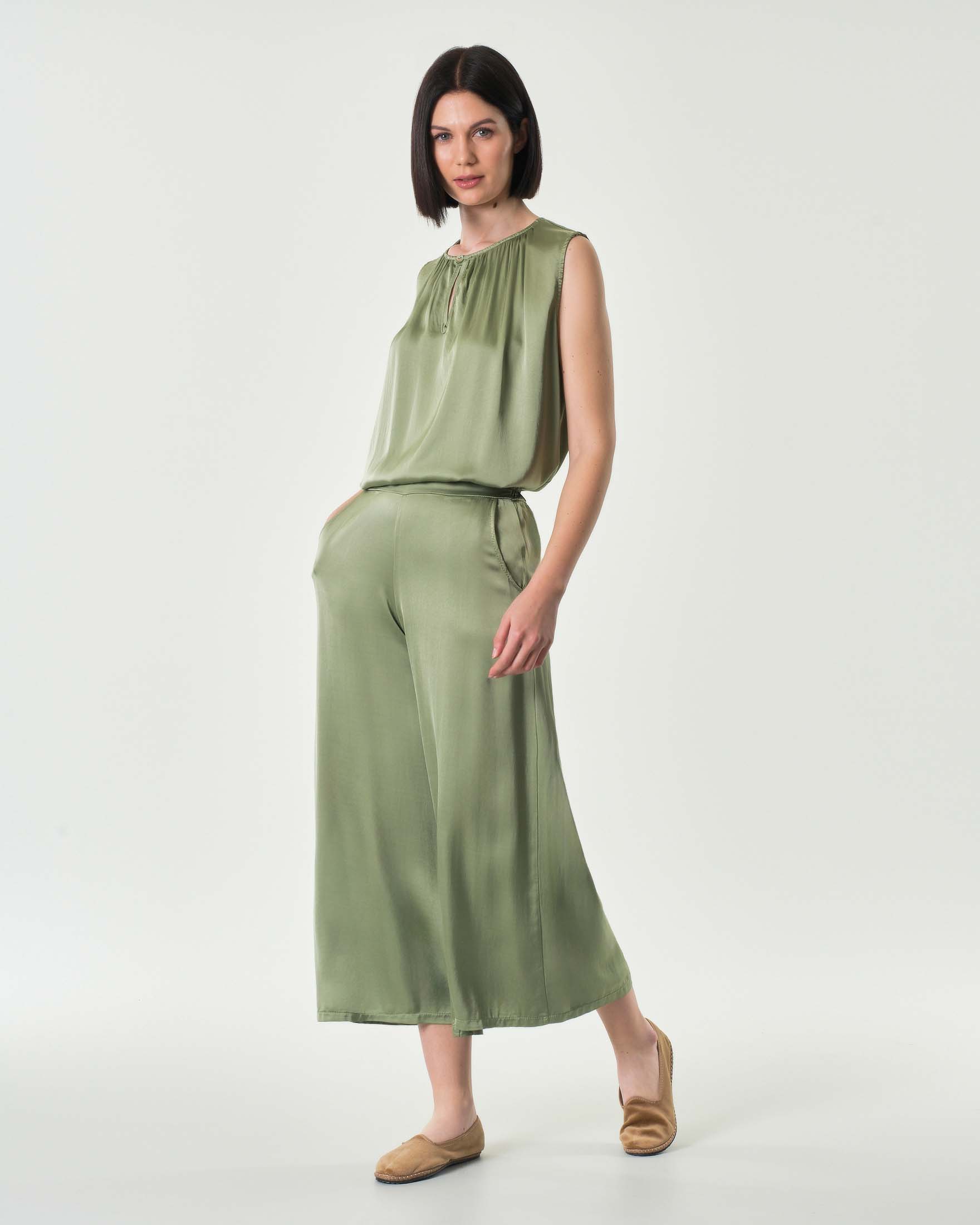 Blusa verde militare chiaro senza maniche in viscosa e seta con arricciature lungo lo scollo image