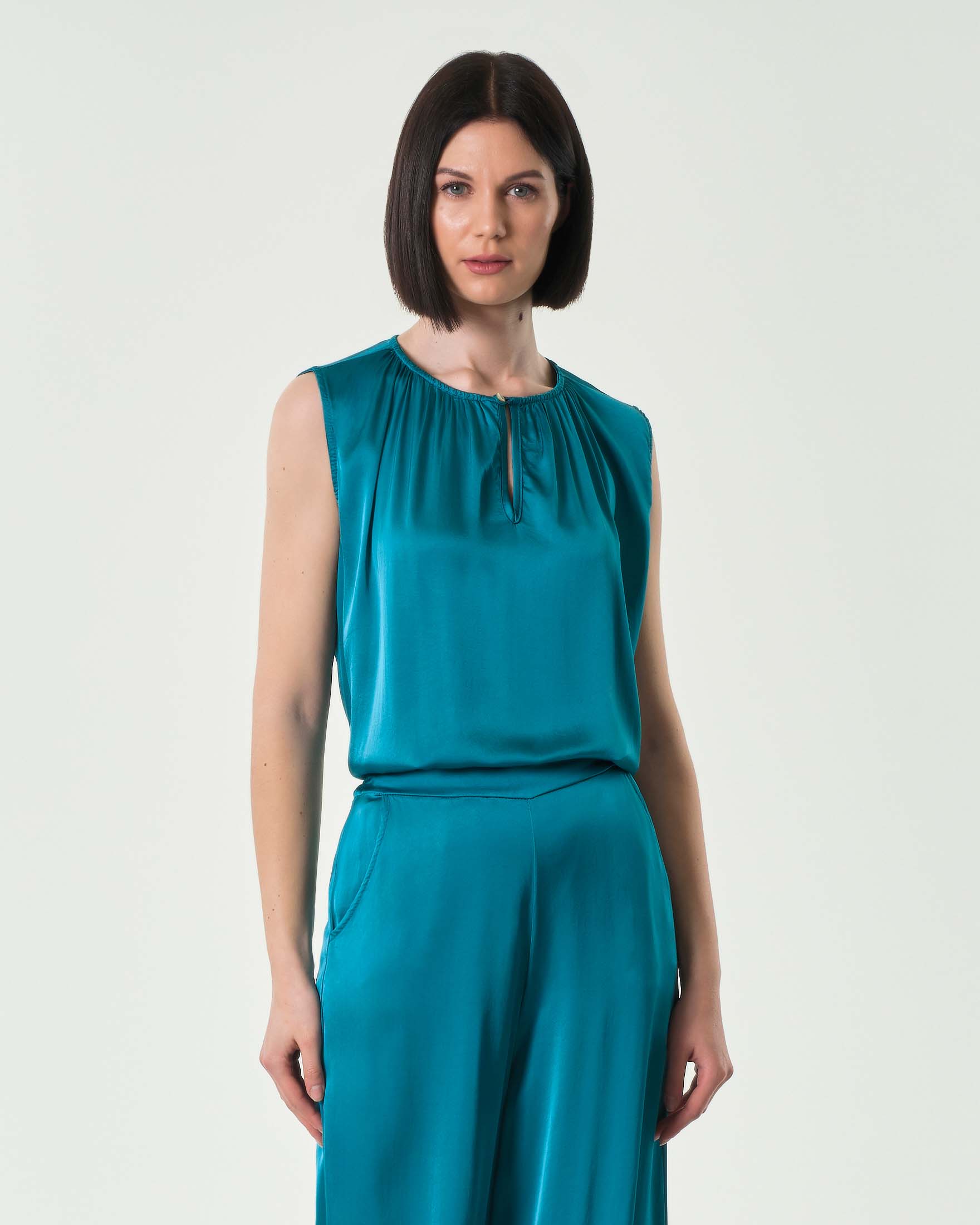 Blusa color ottanio senza maniche in viscosa e seta con arricciature lungo lo scollo