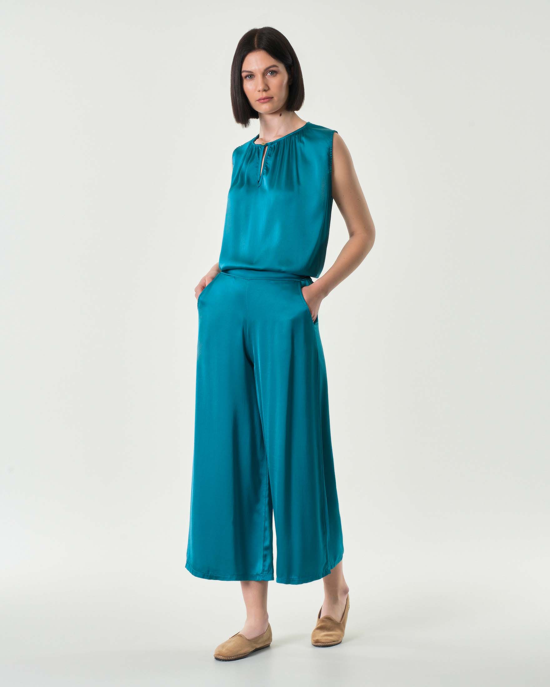 Blusa color ottanio senza maniche in viscosa e seta con arricciature lungo lo scollo image