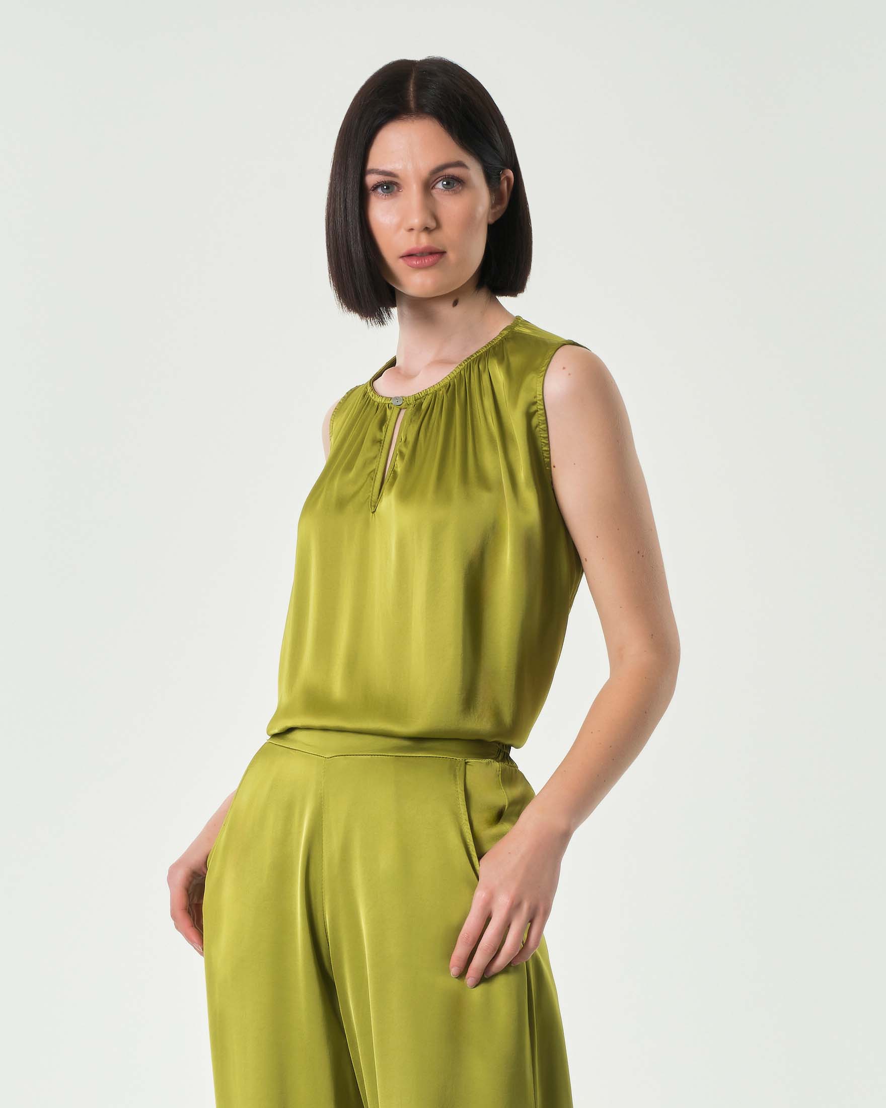 Blusa color senape senza maniche in viscosa e seta con arricciature lungo lo scollo