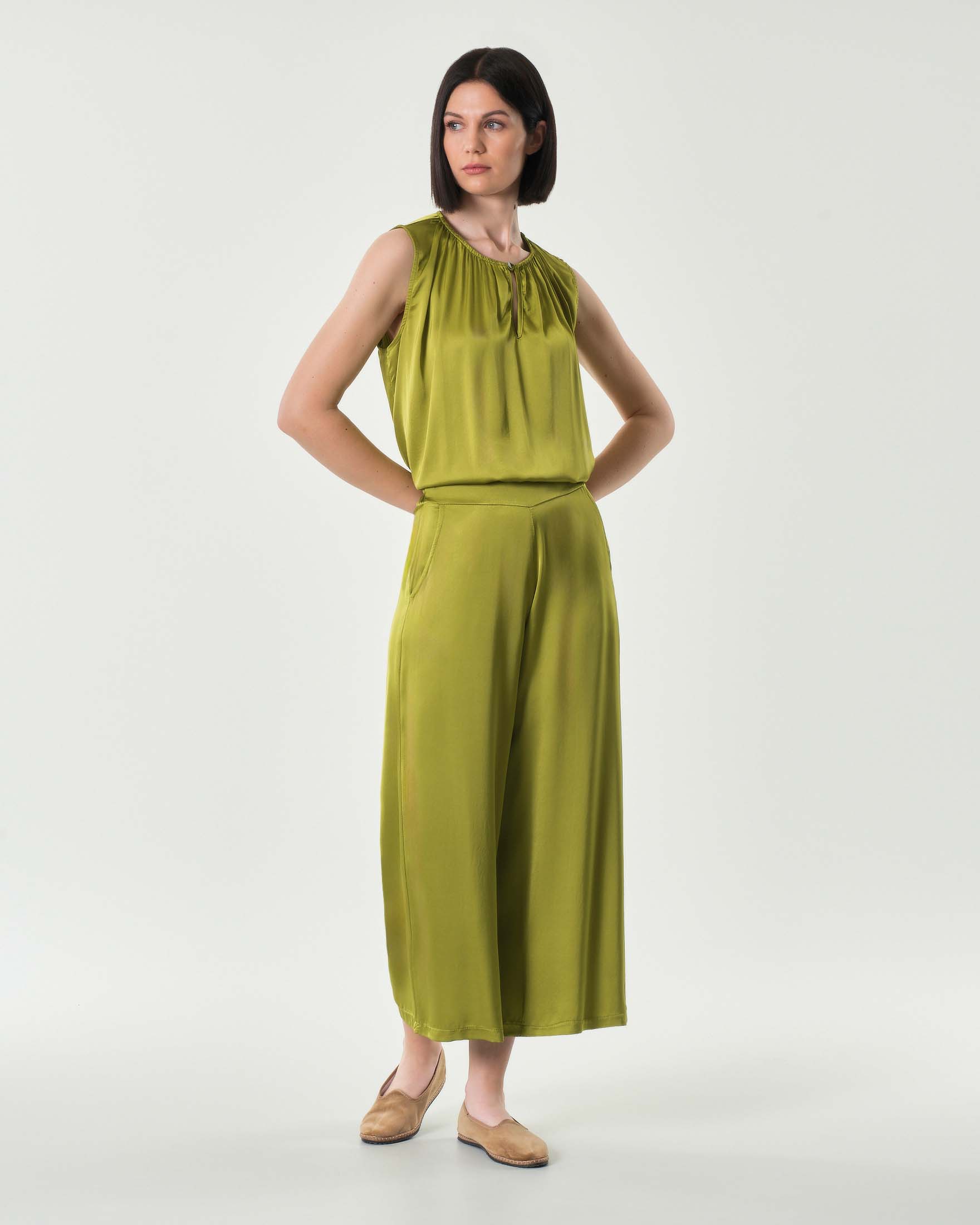 Blusa color senape senza maniche in viscosa e seta con arricciature lungo lo scollo image