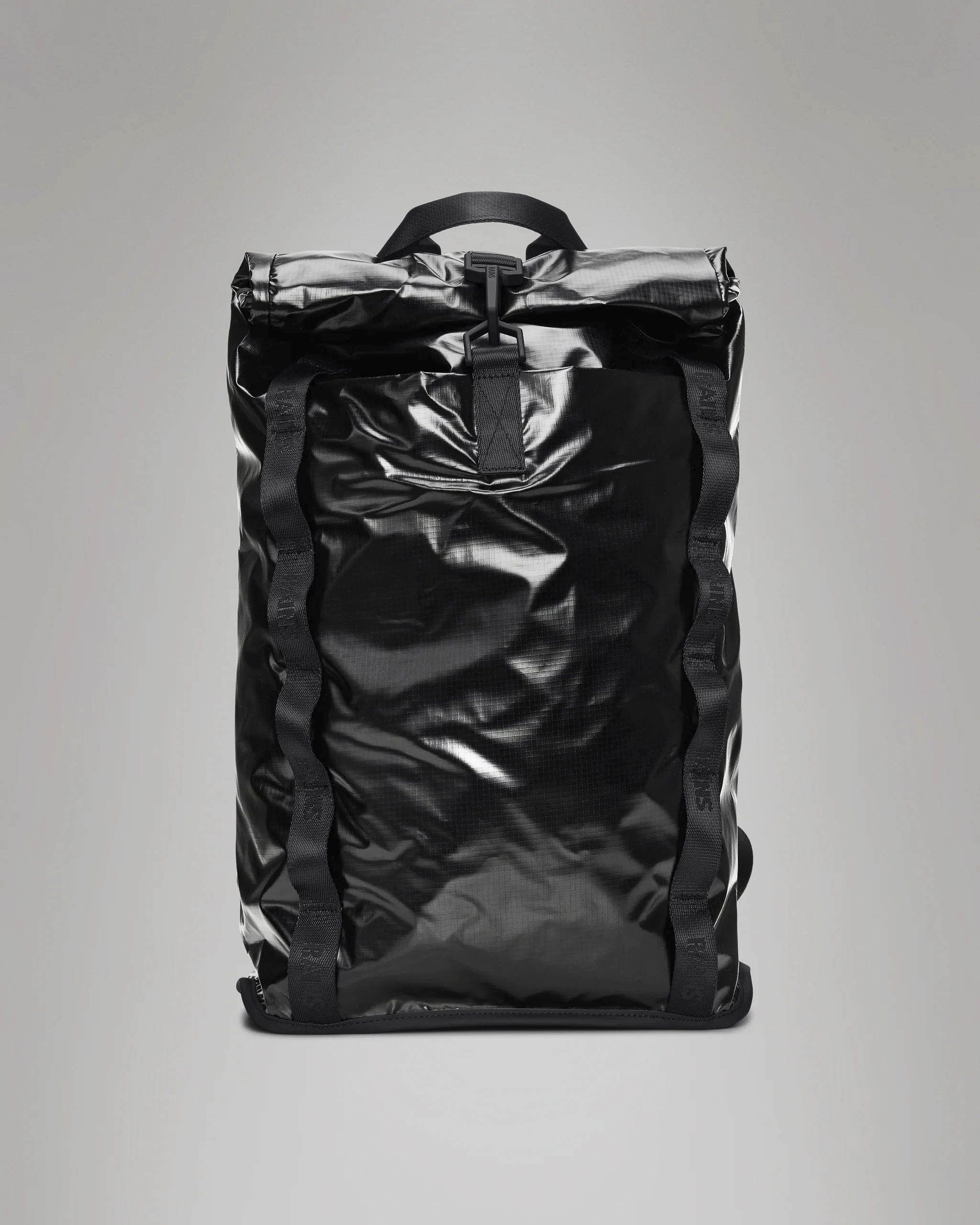 Zaino Sibu Rolltop Rucksack Rains nero in tessuto tecnico impermeabile effetto lucido e gommato