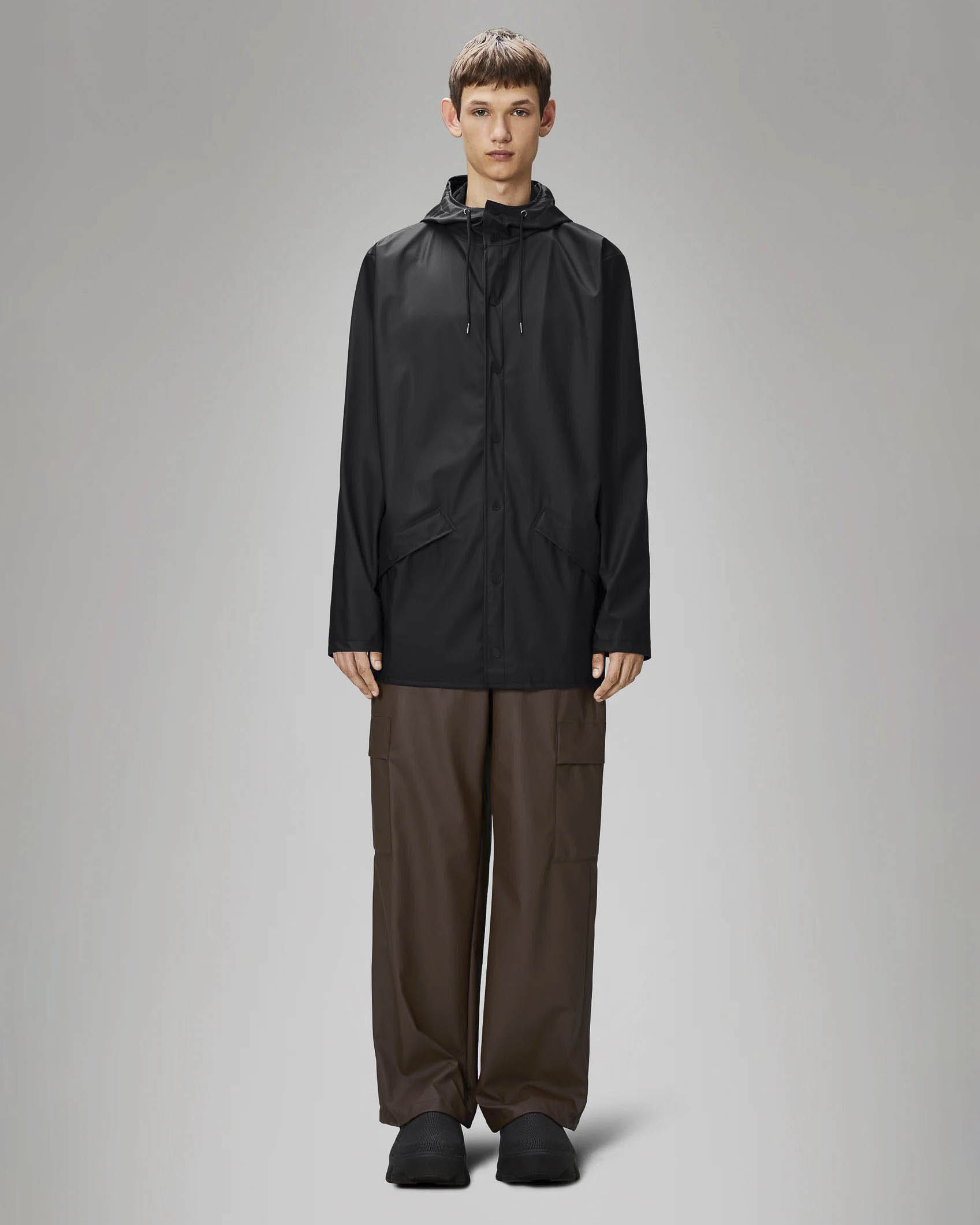 Jacket antipioggia impermeabile nera con cappuccio in tessuto impermeabile effetto gommato