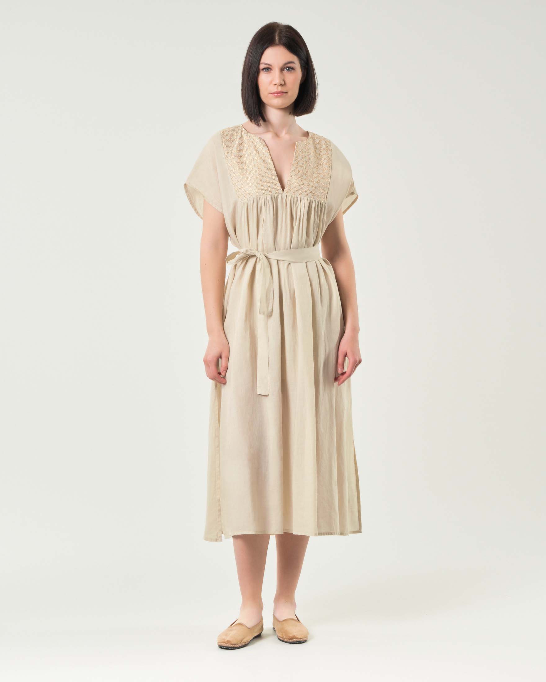 Abito midi beige in ramiè e cotone con ricami oro sulla petto e cintura in vita abbinata