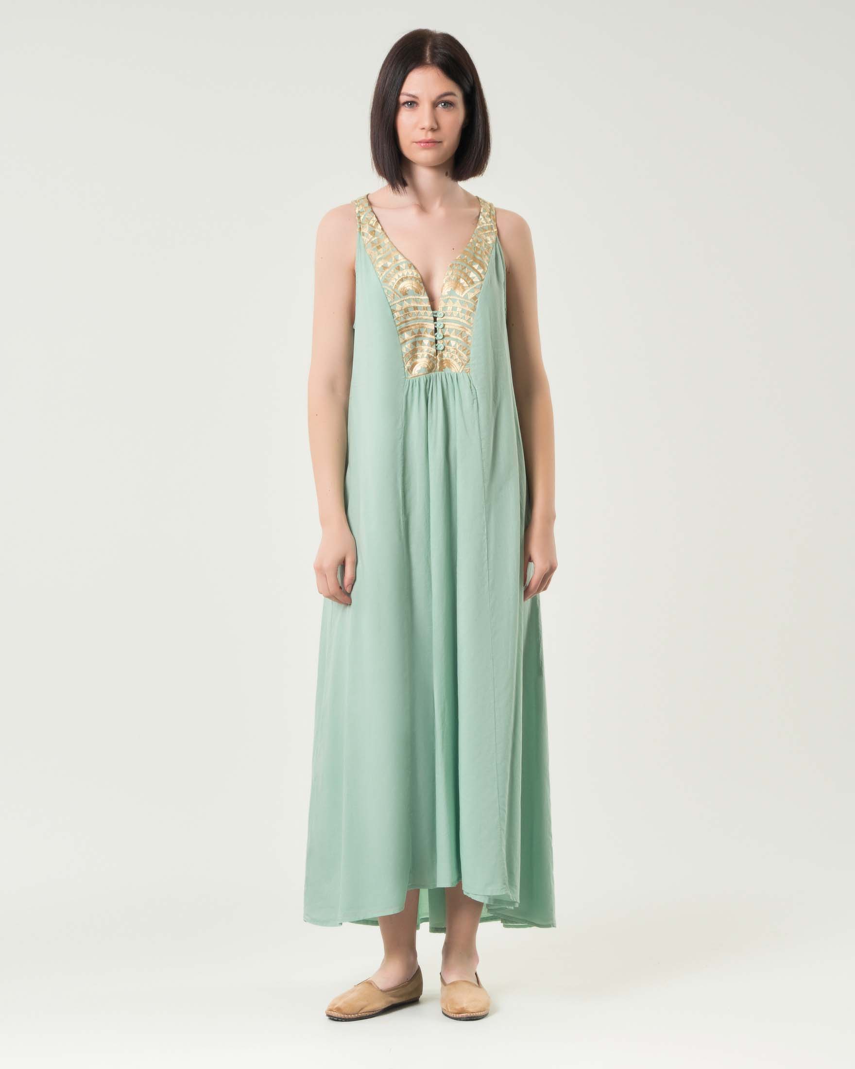 Abito lungo color acqua in cotone senza maniche con ricami color oro sul petto