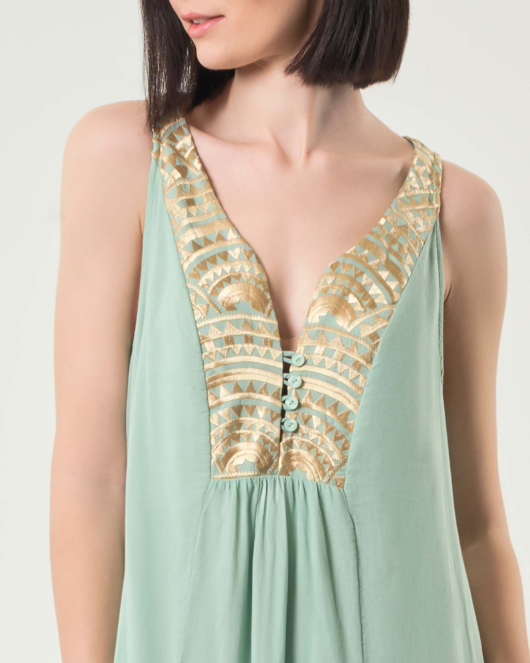 Abito lungo color acqua in cotone senza maniche con ricami color oro sul petto image