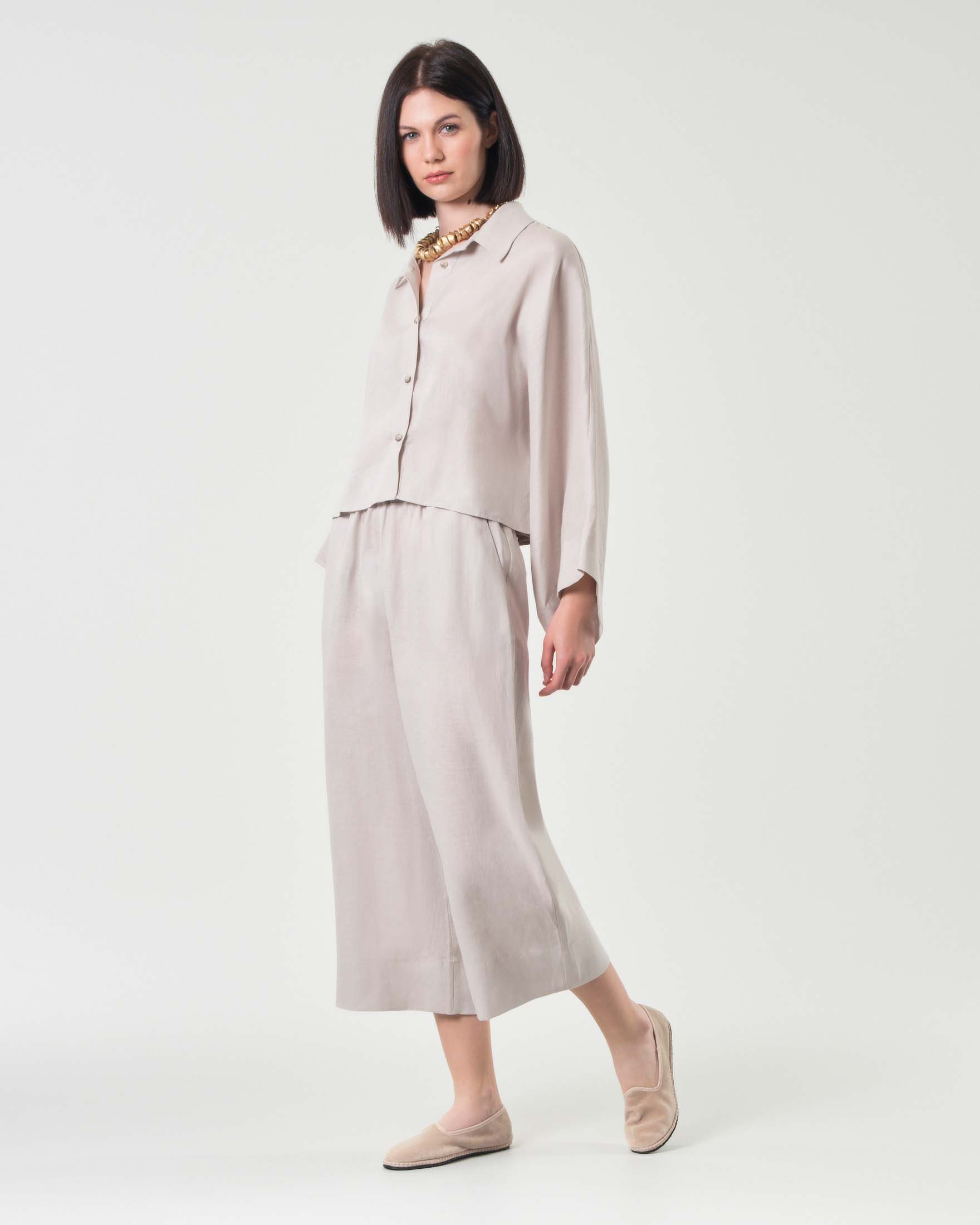 Pantaloni cropped color ghiacchio in lino dalla linea ampia con elastico in vita