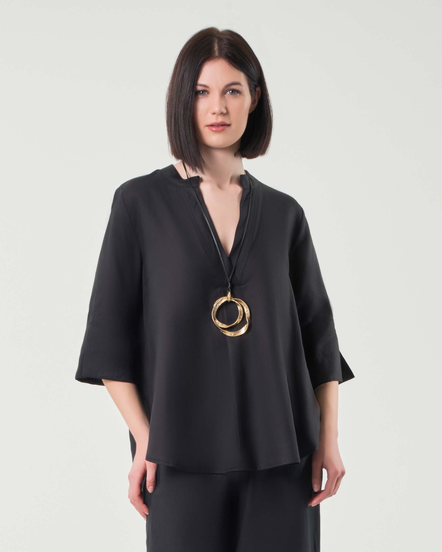 Camicia nera in lione con colletto derby e maniche tre quarti
