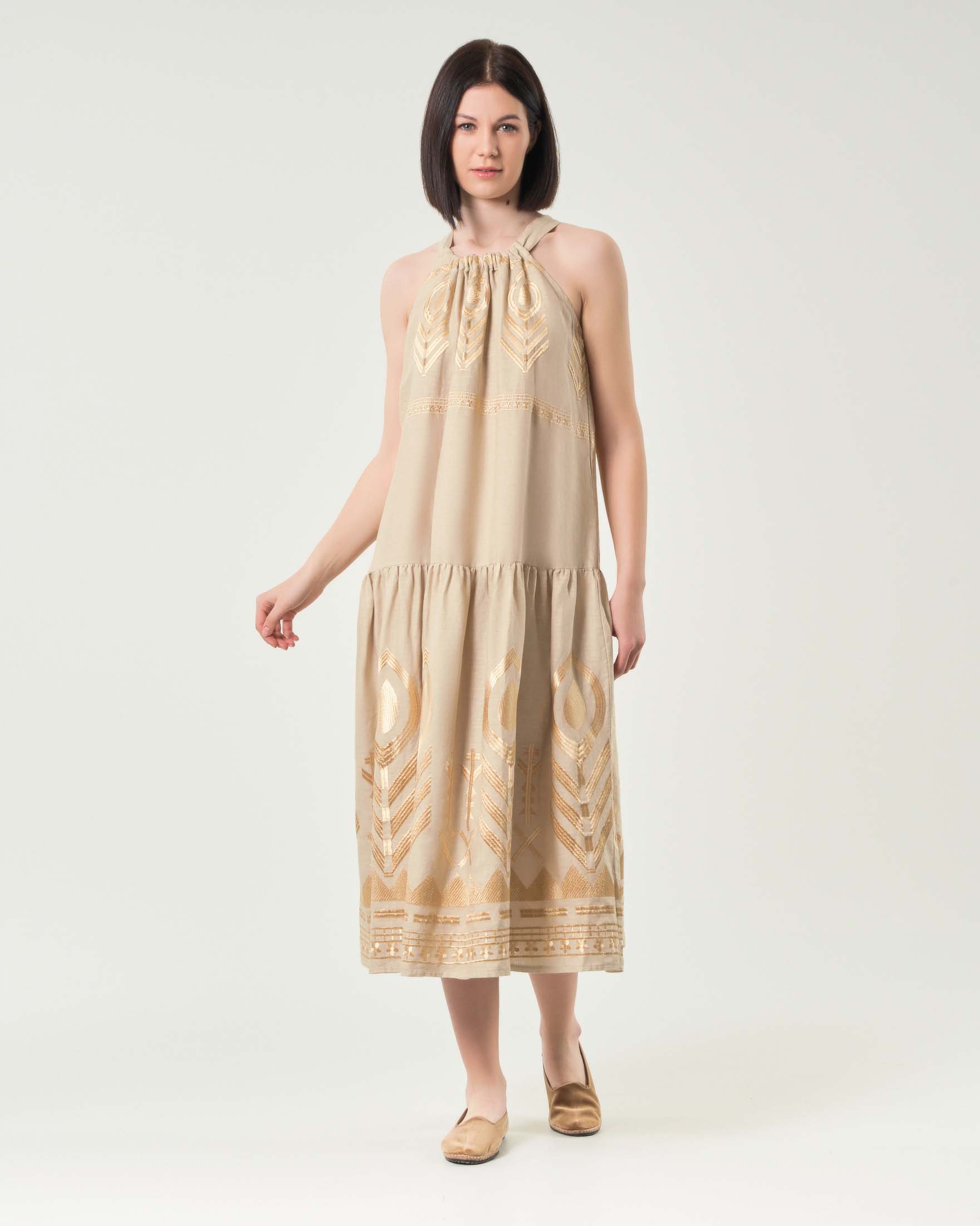 Abito beige midi in lino con ricami oro e scollo all'americana con arricciature