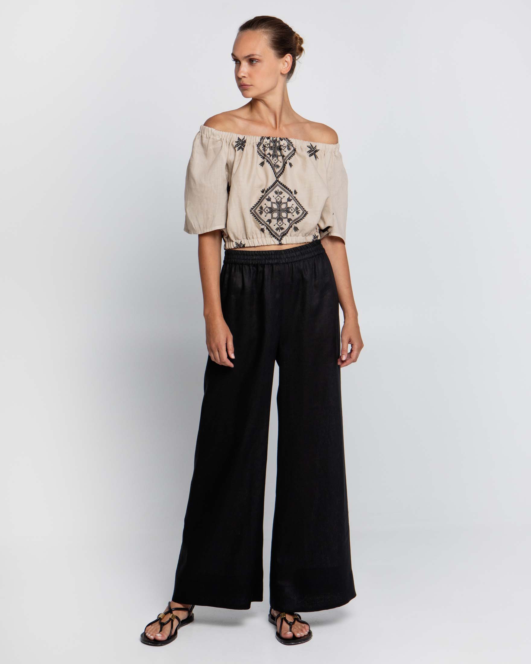 Top off shoulder beige in ramiè con ricami neri ed elastico inserito lungo i profili image