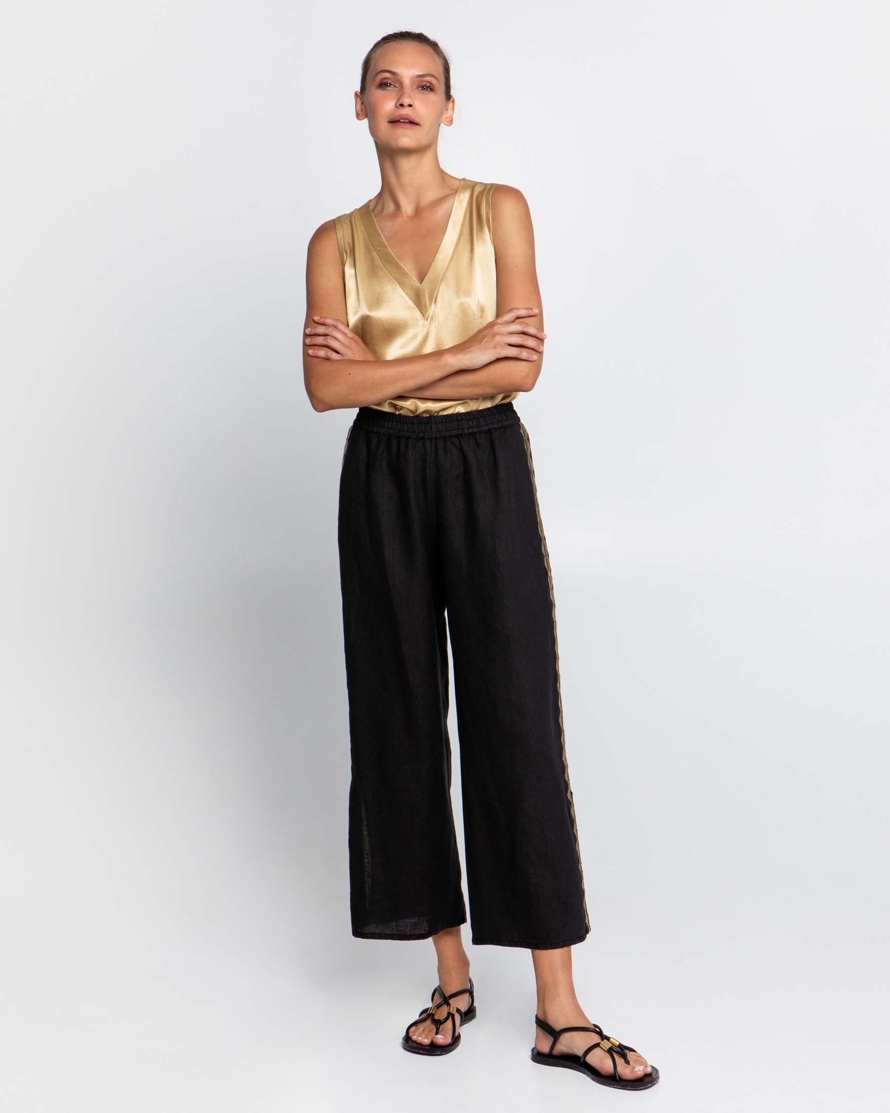 Pantaloni neri palazzo in lino con elastico in vita e ricami oro lungo i fianchi