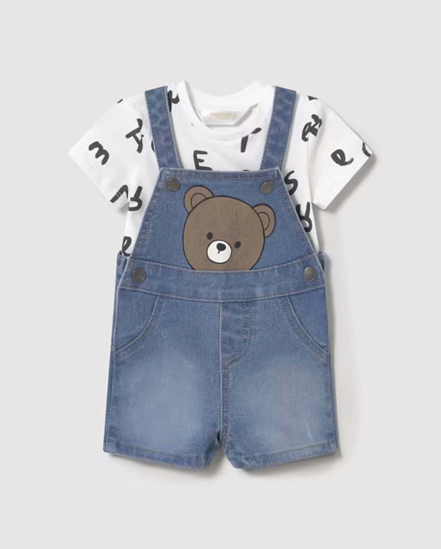 Completo t-shirt con lettere e salopette a short in denim con orsetto