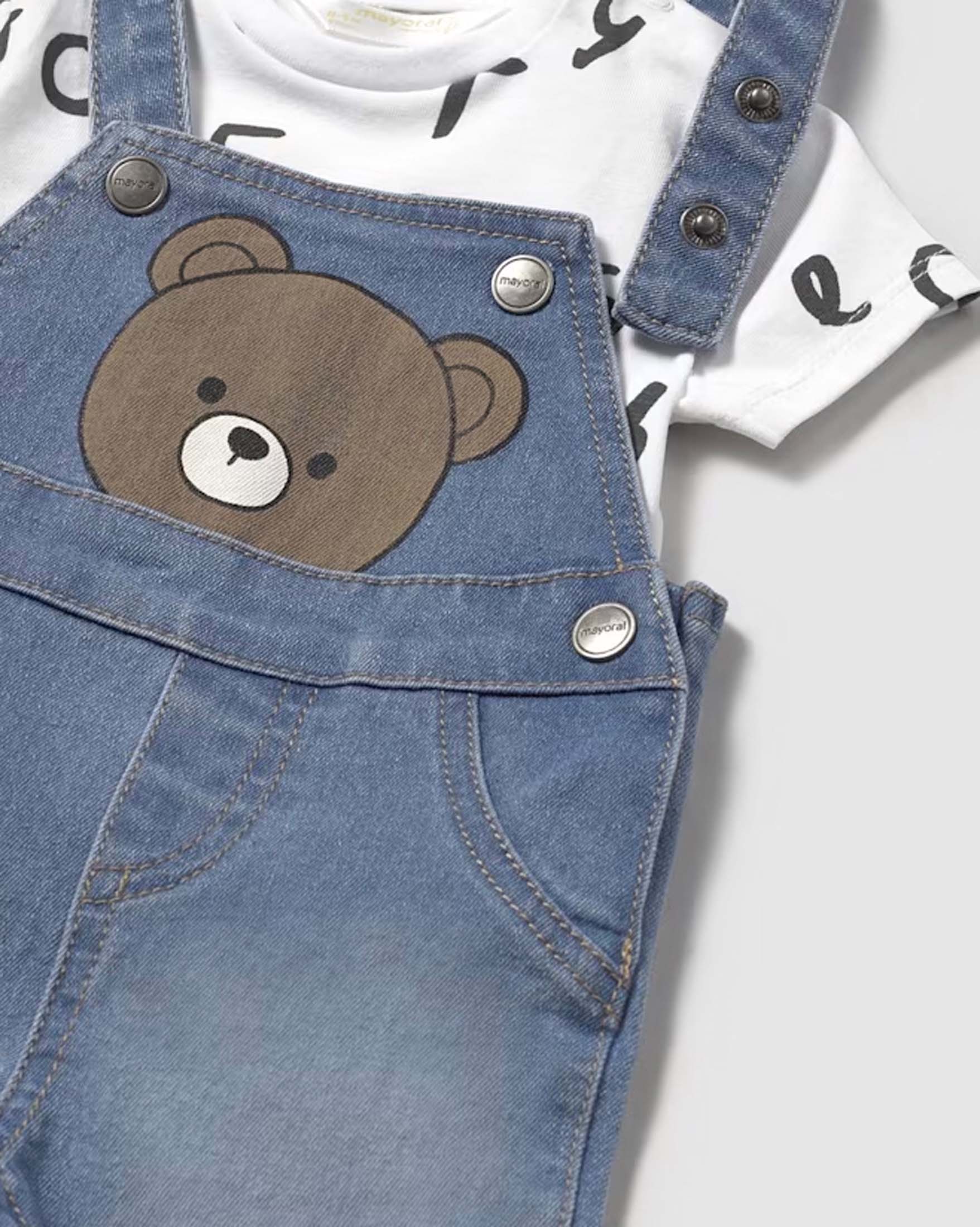 Completo Mayoral t-shirt con lettere e salopette a short in denim con orsetto image