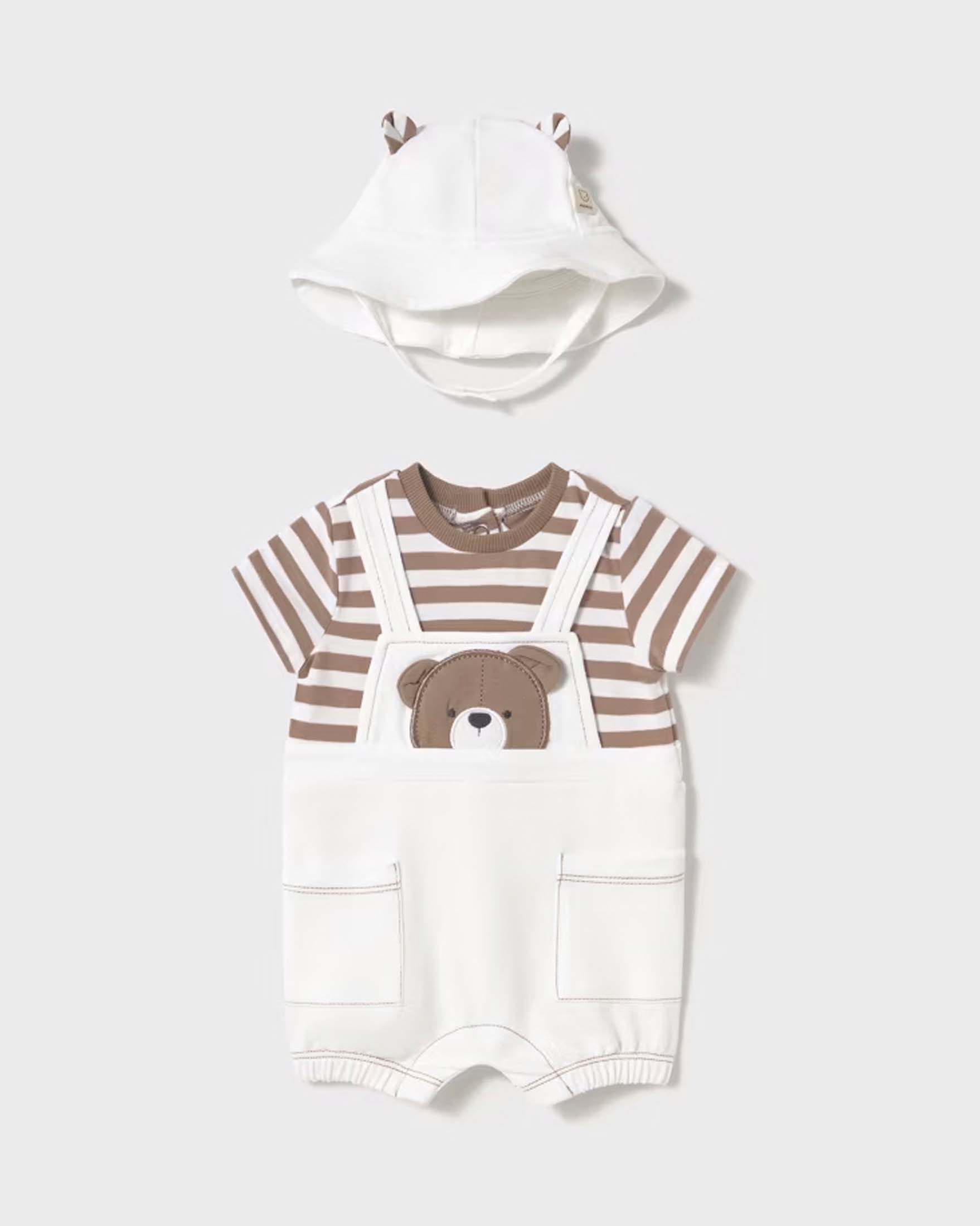 Pagliaccetto a salopette marrone e panna con cappellino a tema orsetto