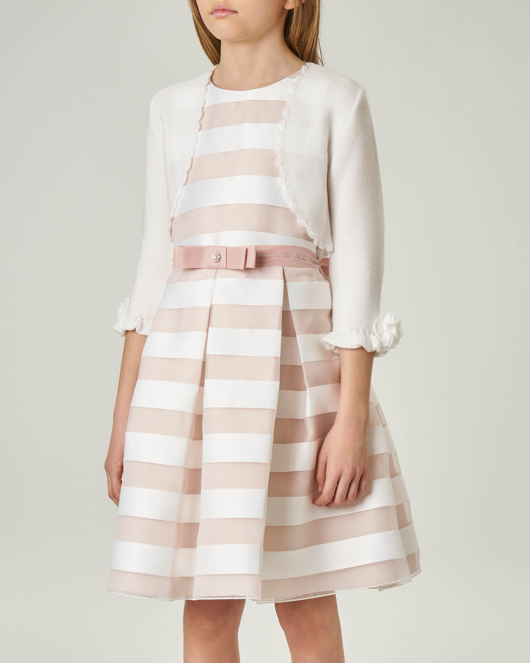 Coprispalle avorio corto con profili stondati e decorazioni floreali