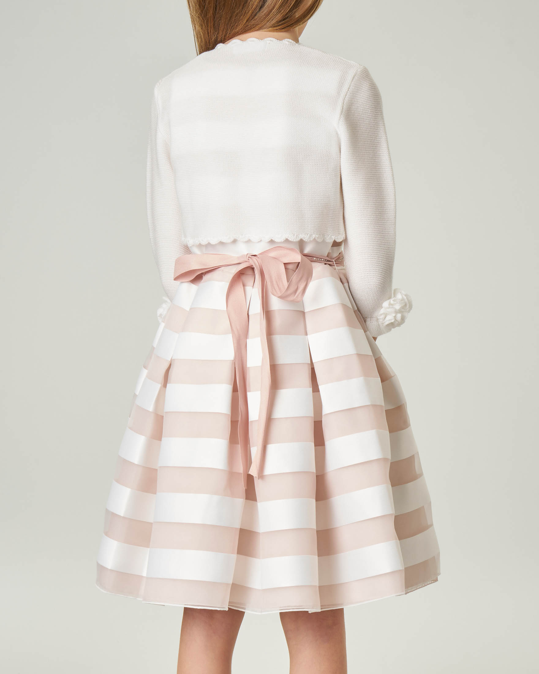 Coprispalle avorio corto con profili stondati e decorazioni floreali image