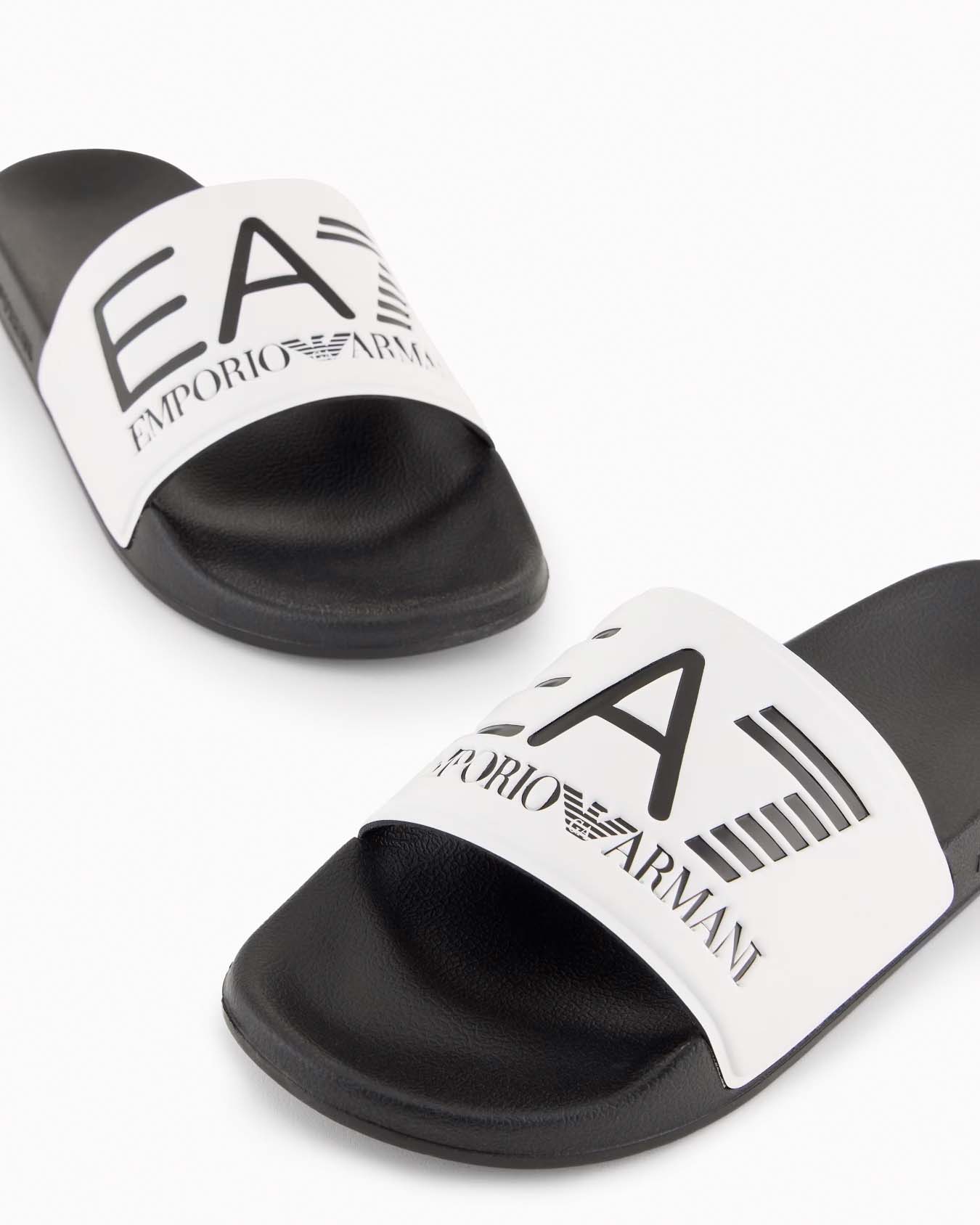 Ciabatta slider nera con maxi scritta EA7 sulla fascia bianca image