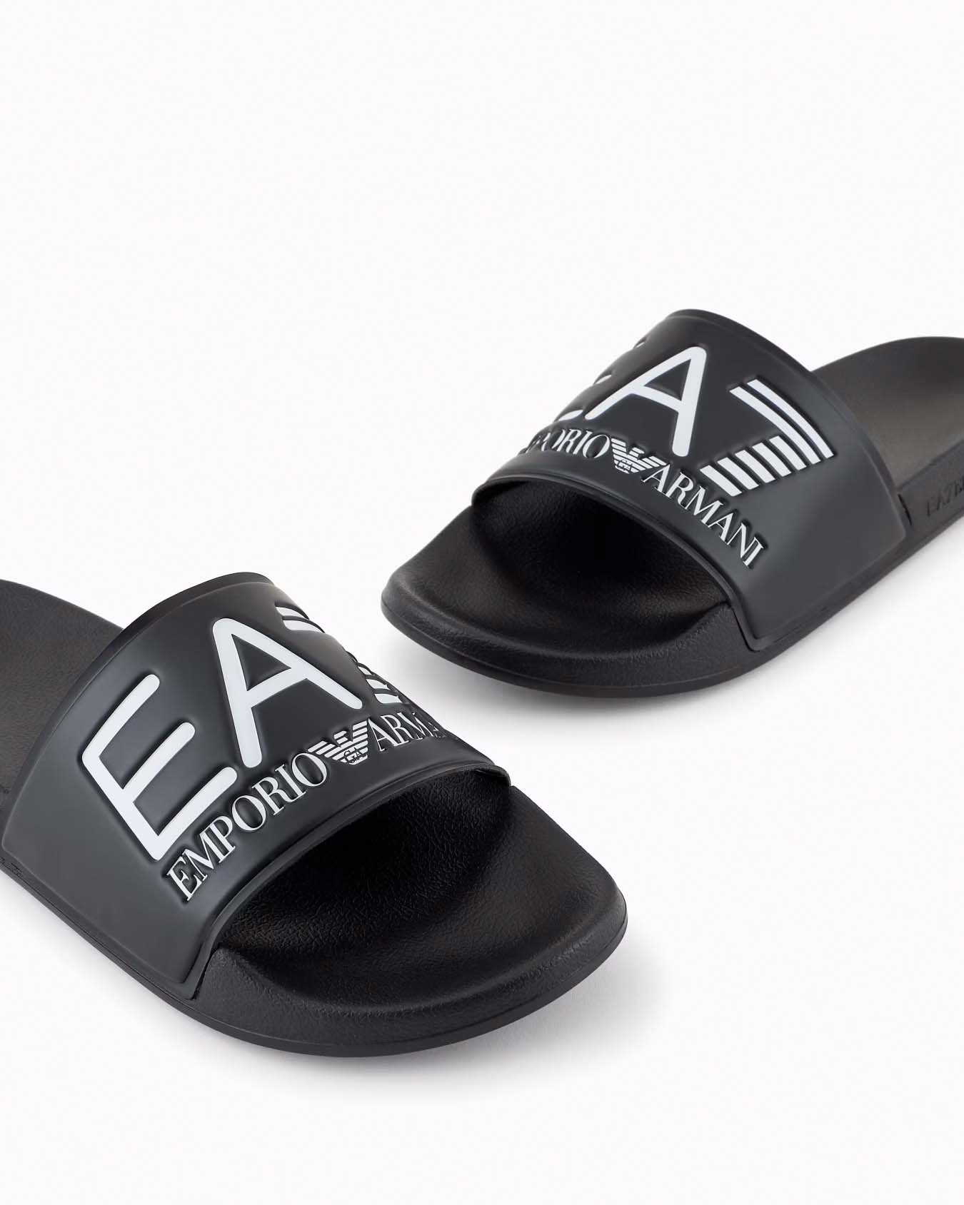 Ciabatta slider nera con maxi scritta EA7 bianca sulla fascia image
