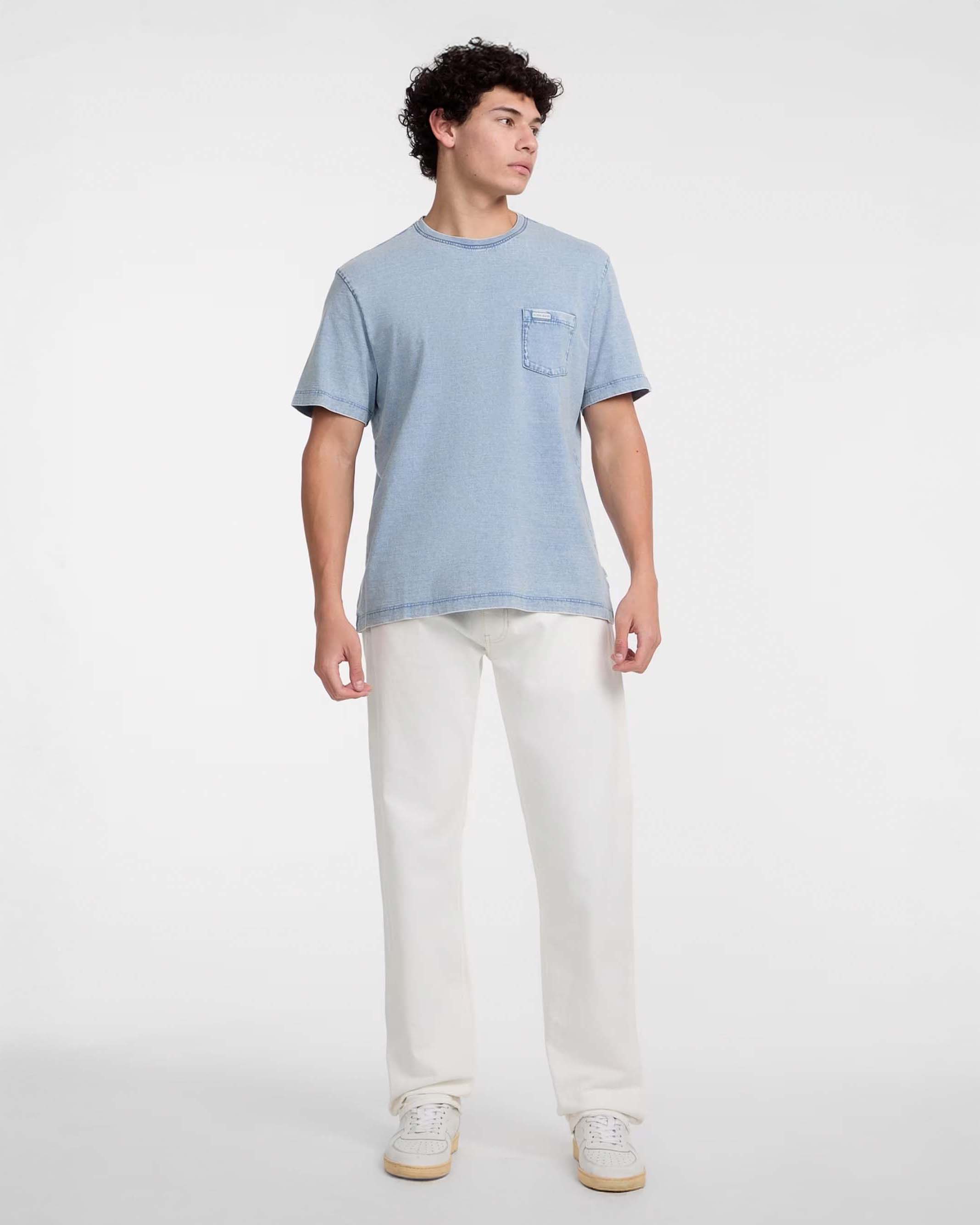 T-shirt azzurra in denim bleached con taschino