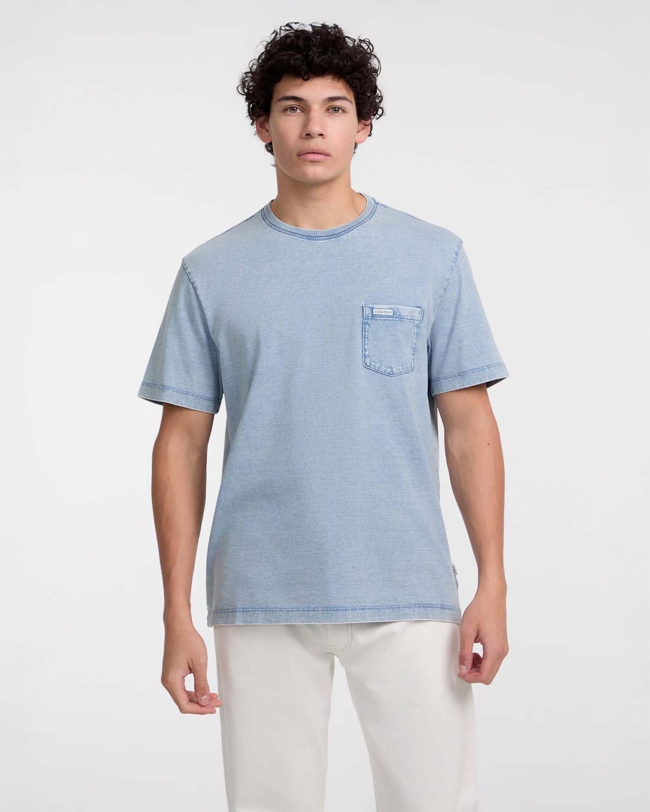 T-shirt azzurra in denim bleached con taschino