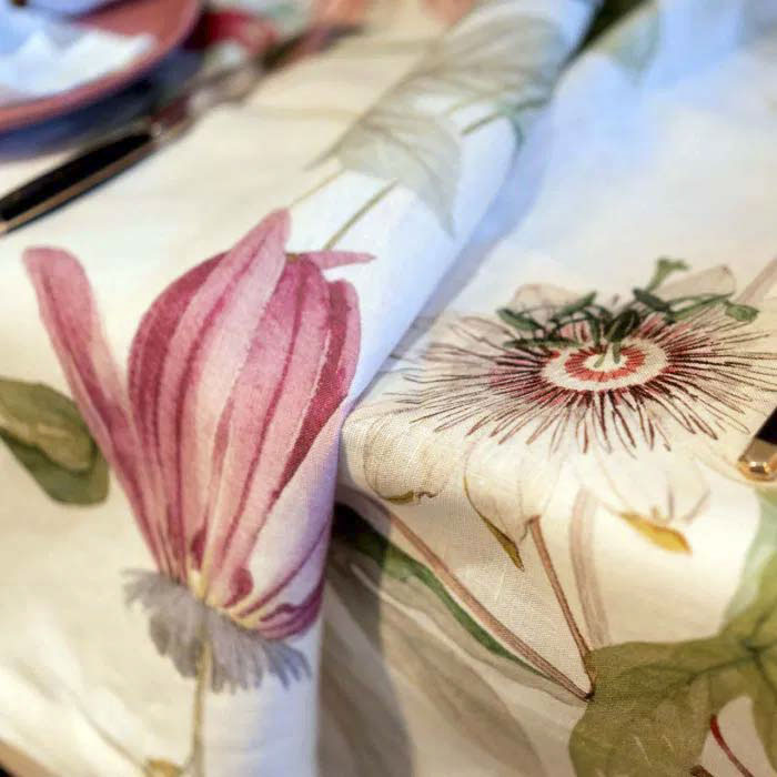 Tovaglia rettangolare Granadilla in lino a fantasia floreale Passiflora verde e rosa 160x230
