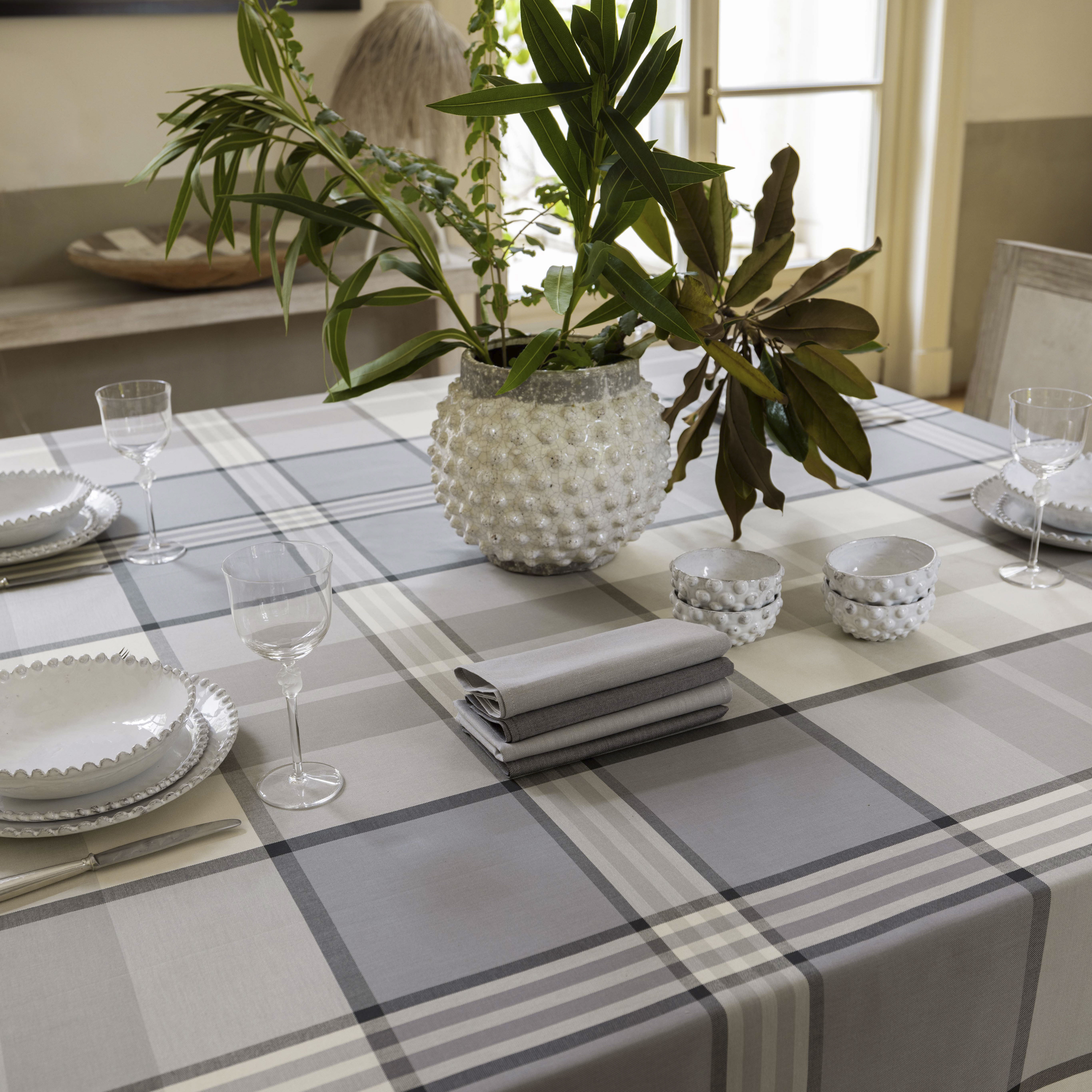 Tovaglia quadrata per 8 persone in cotone a fantasia tartan grigia beige e azzurra