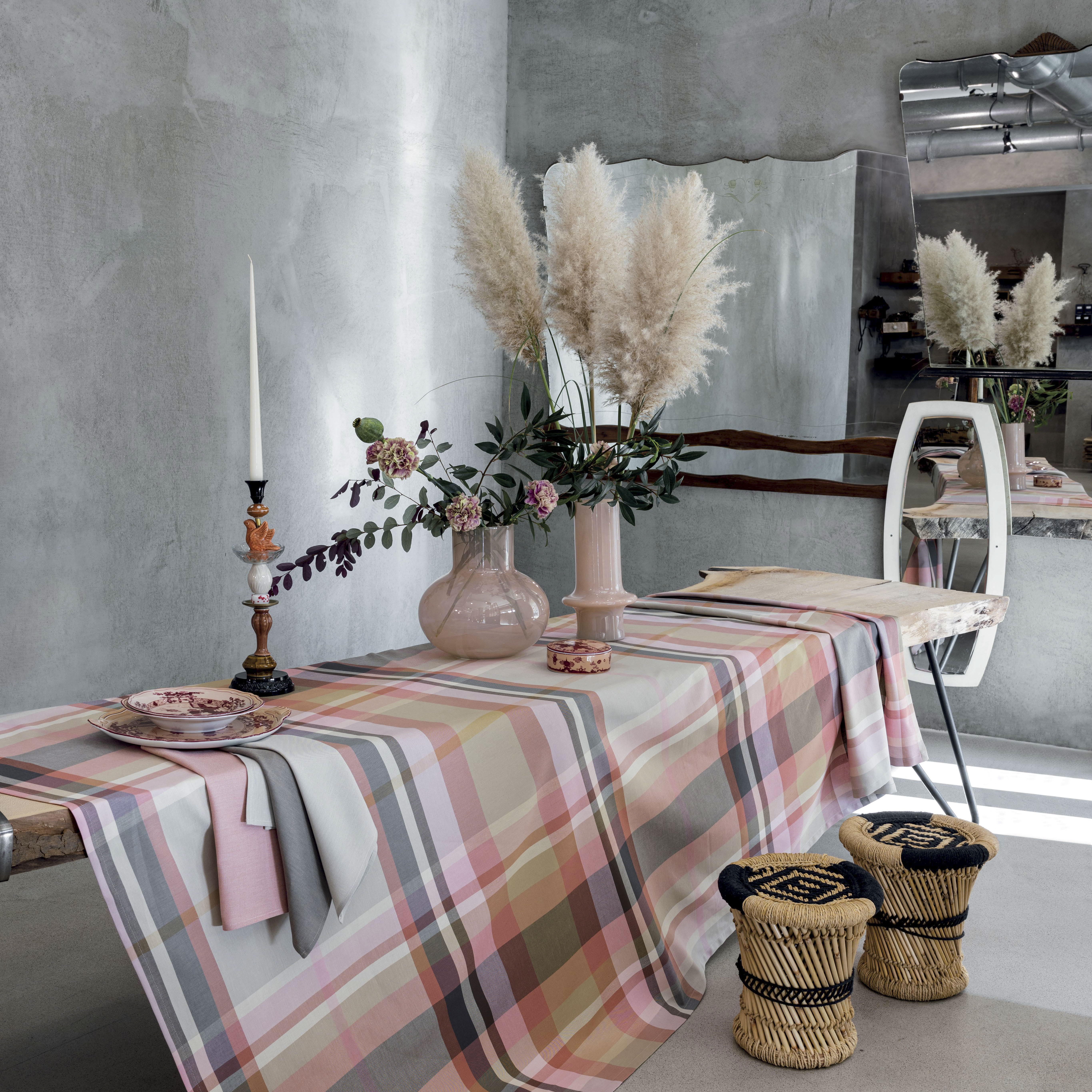 Tovaglia rotonda per 8 persone in cotone a fantasia tartan beige rosa e grigia