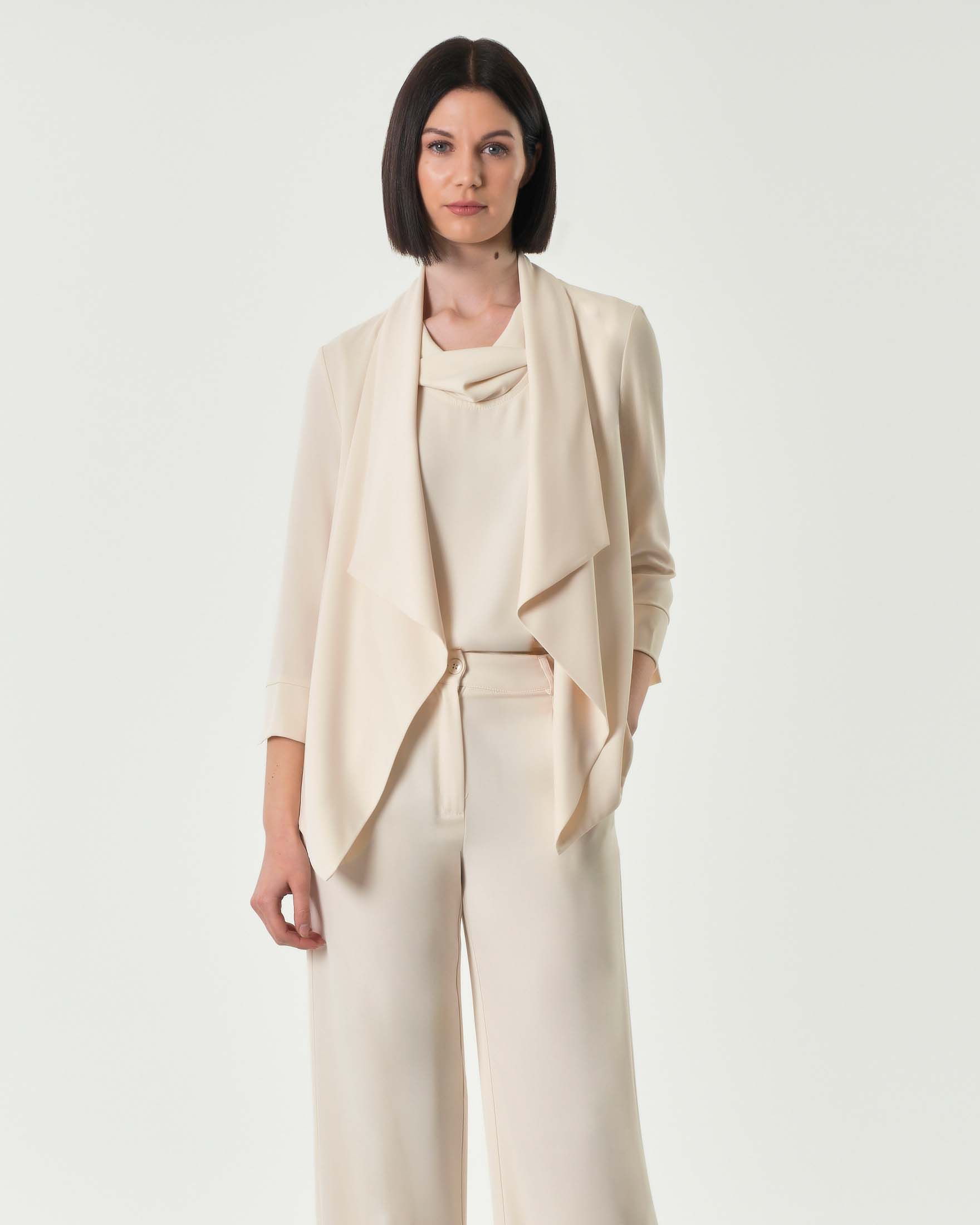 Blazer color burro in crêpe con scollo sciallato e maniche tre quarti