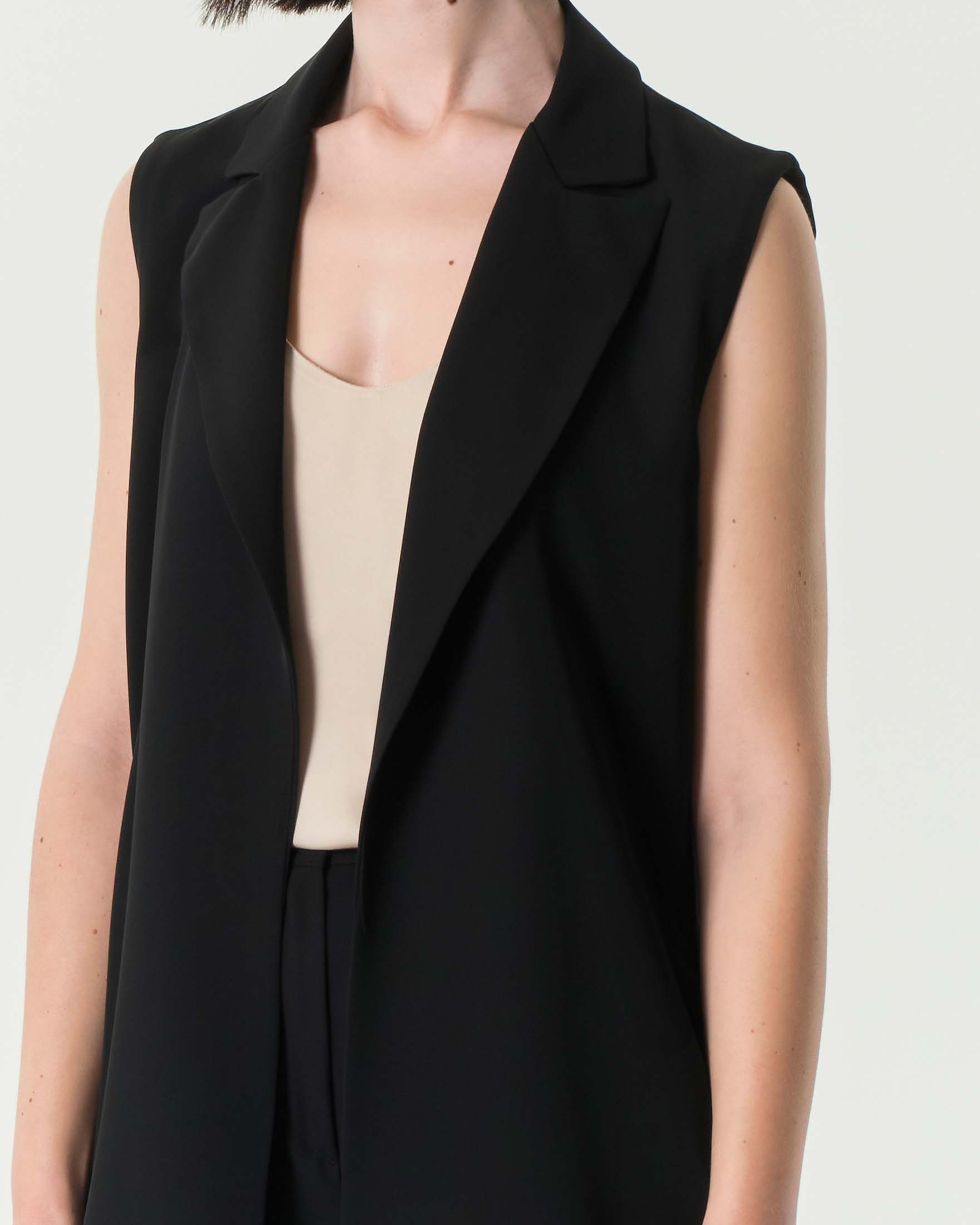 Gilet nero in crêpe con scollo a rever senza bottoni di chiusura