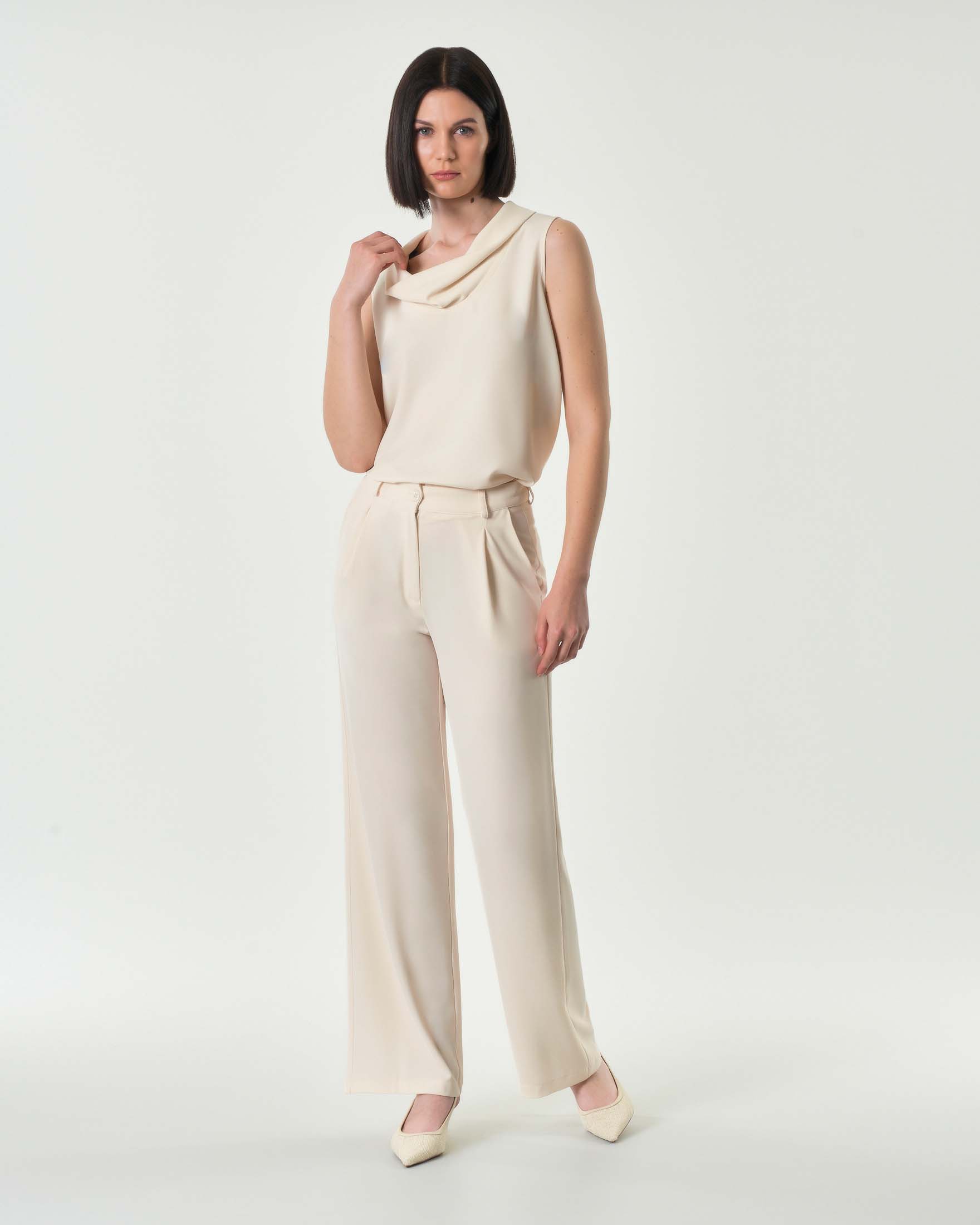 Pantaloni straight color burro in tessuto stretch fluido con pinces in vita