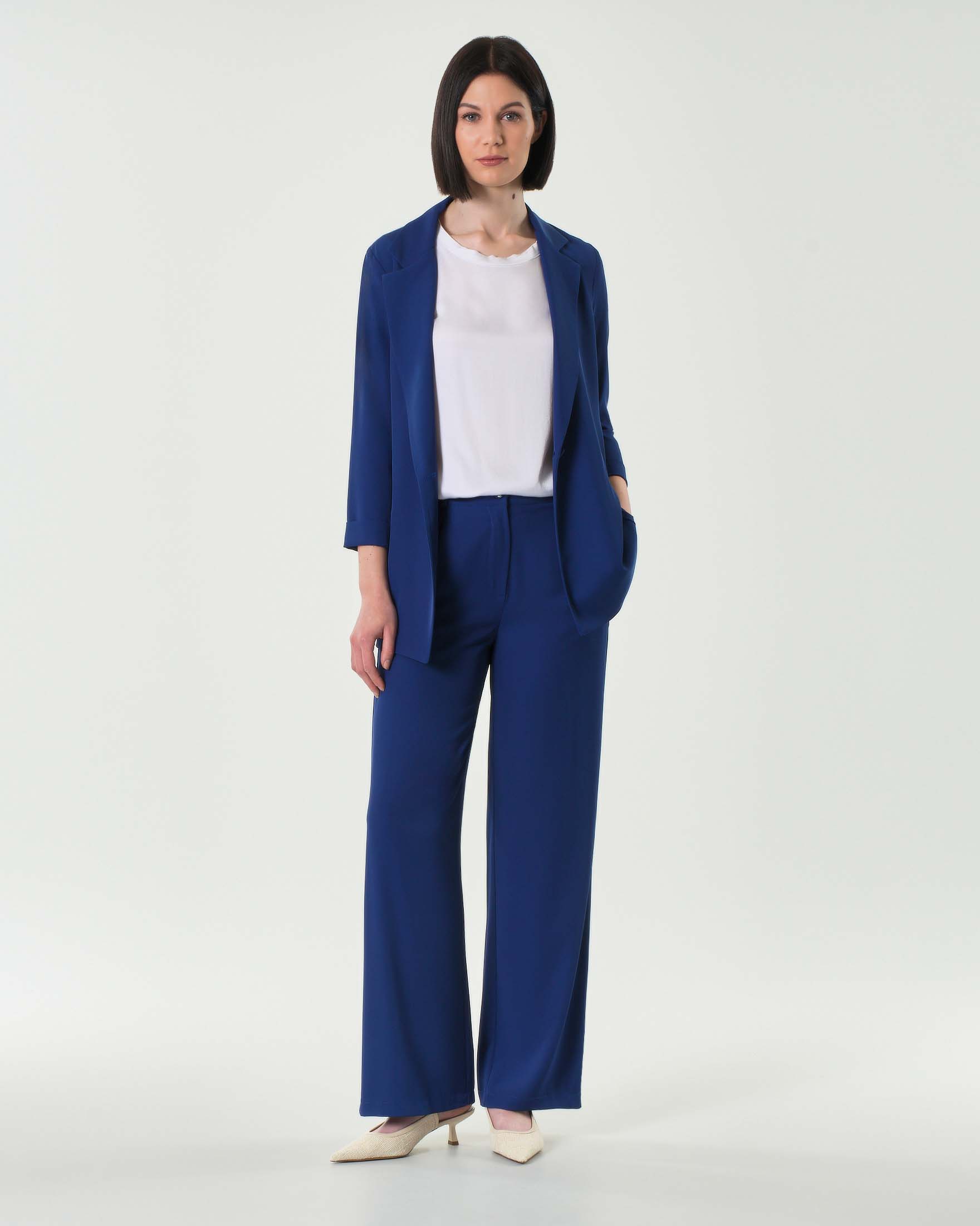 Pantaloni straight blu chiaro in tessuto stretch fluido con pinces in vita