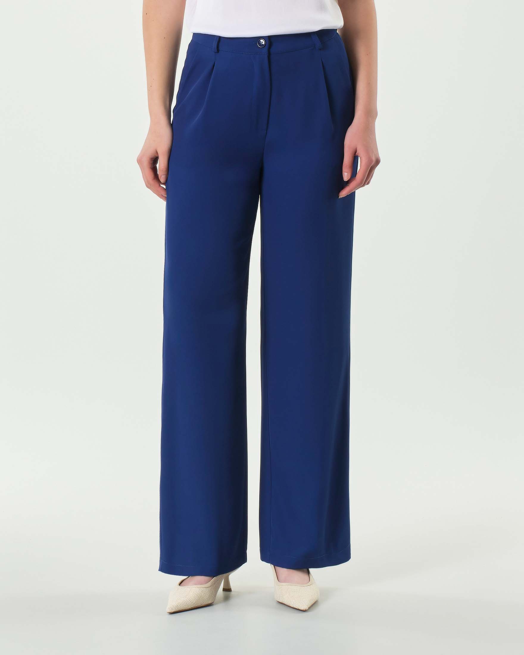 Pantaloni straight blu chiaro in tessuto stretch fluido con pinces in vita image