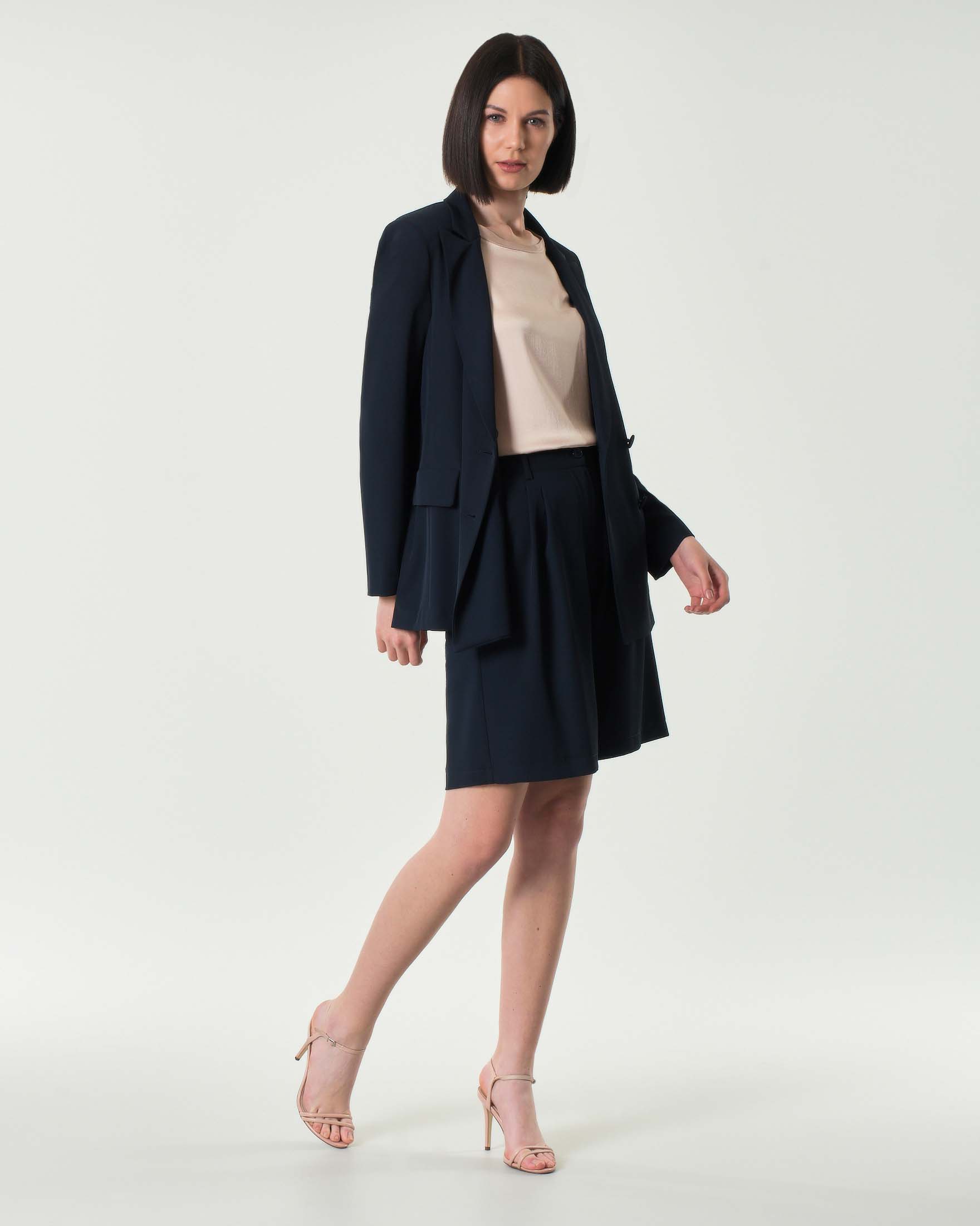 Bermuda blu in tessuto fludio stretch con pinces in vita