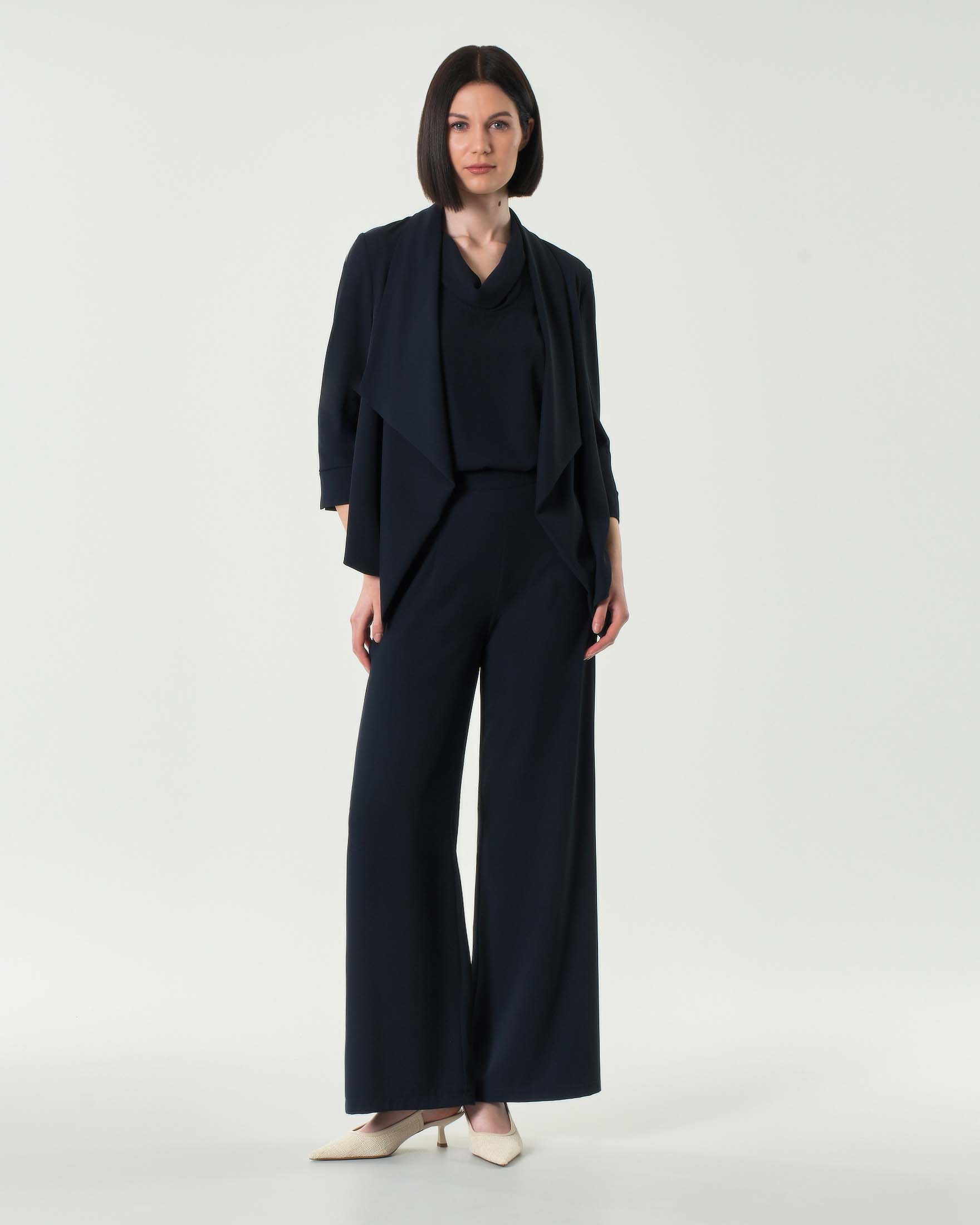 Top blu in crêpe senza maniche con collo morbido con spacco sul retro image