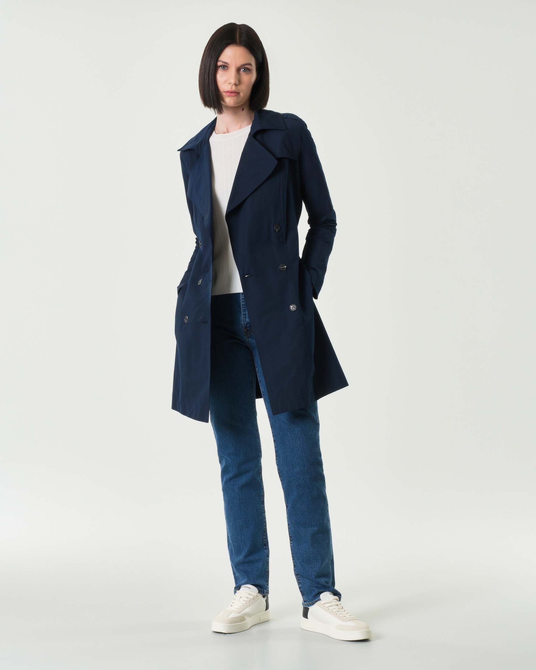 Trench blu in misto cotone con chiusura doppiopetto e cintura in vita