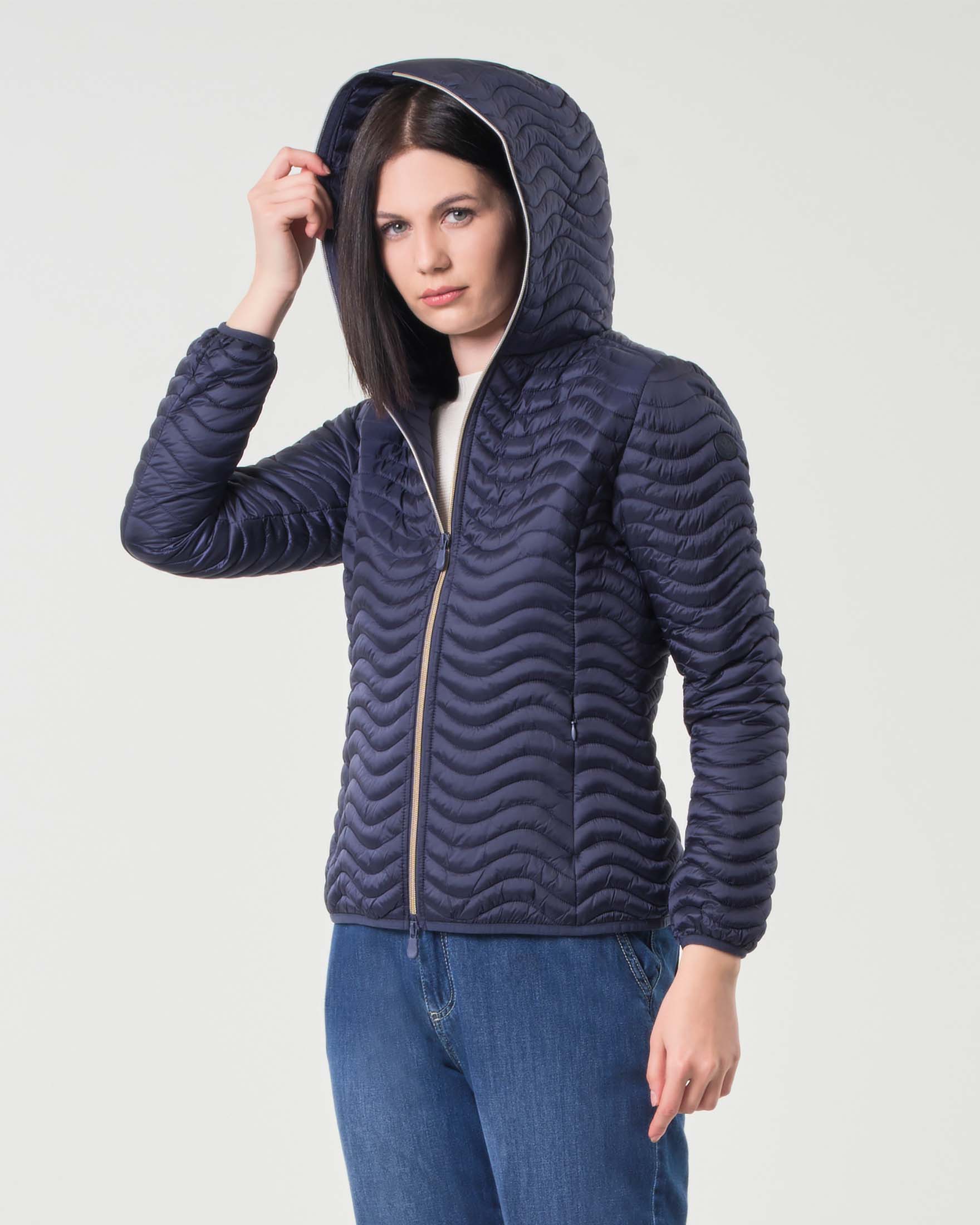 Piumino leggero color blu-black con cappuccio e finish effetto raso a trapuntatura a onde
