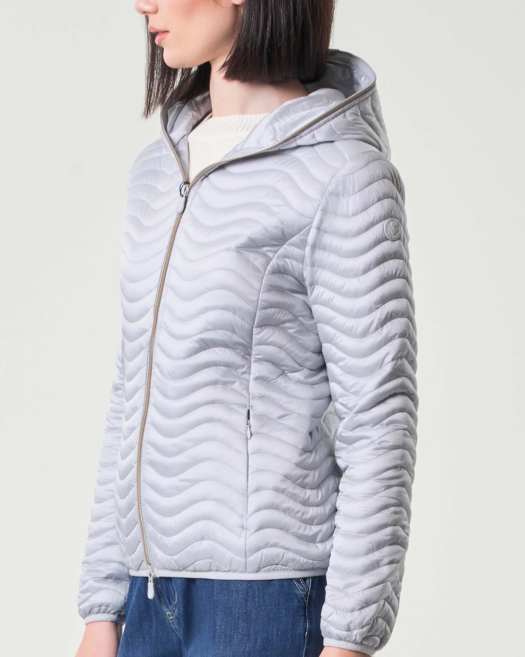 Piumino grigio perla leggero Save the duck con cappuccio e finish effetto raso a trapuntatura a onde image